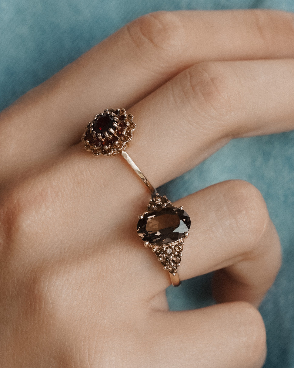 (05-03) Avery | Vintage Granaat Bloem Ring - Menina Amsterdam