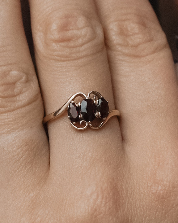Garnya | Vintage Granaat Three-Stone Ring