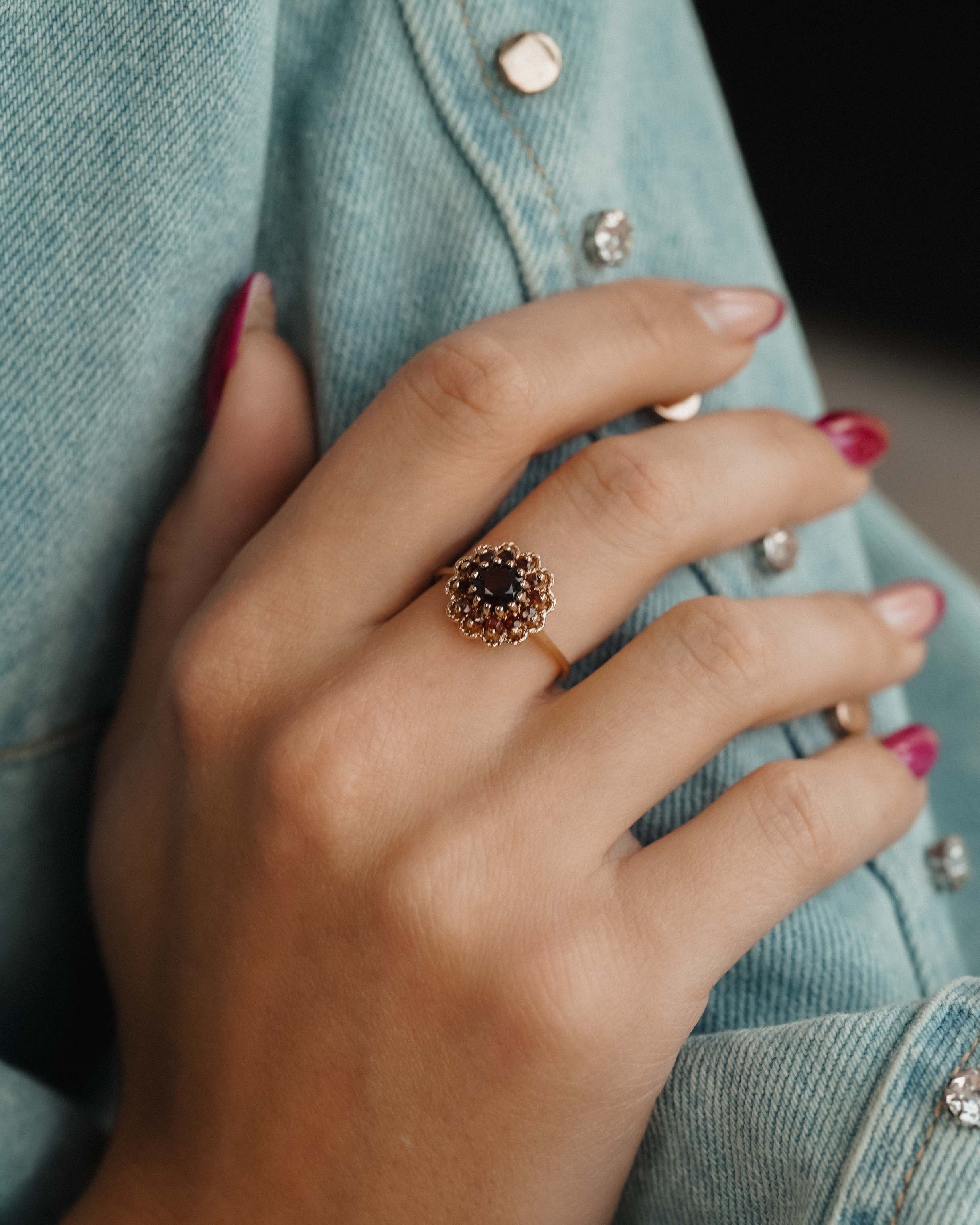 (05-03) Avery | Vintage Granaat Bloem Ring - Menina Amsterdam