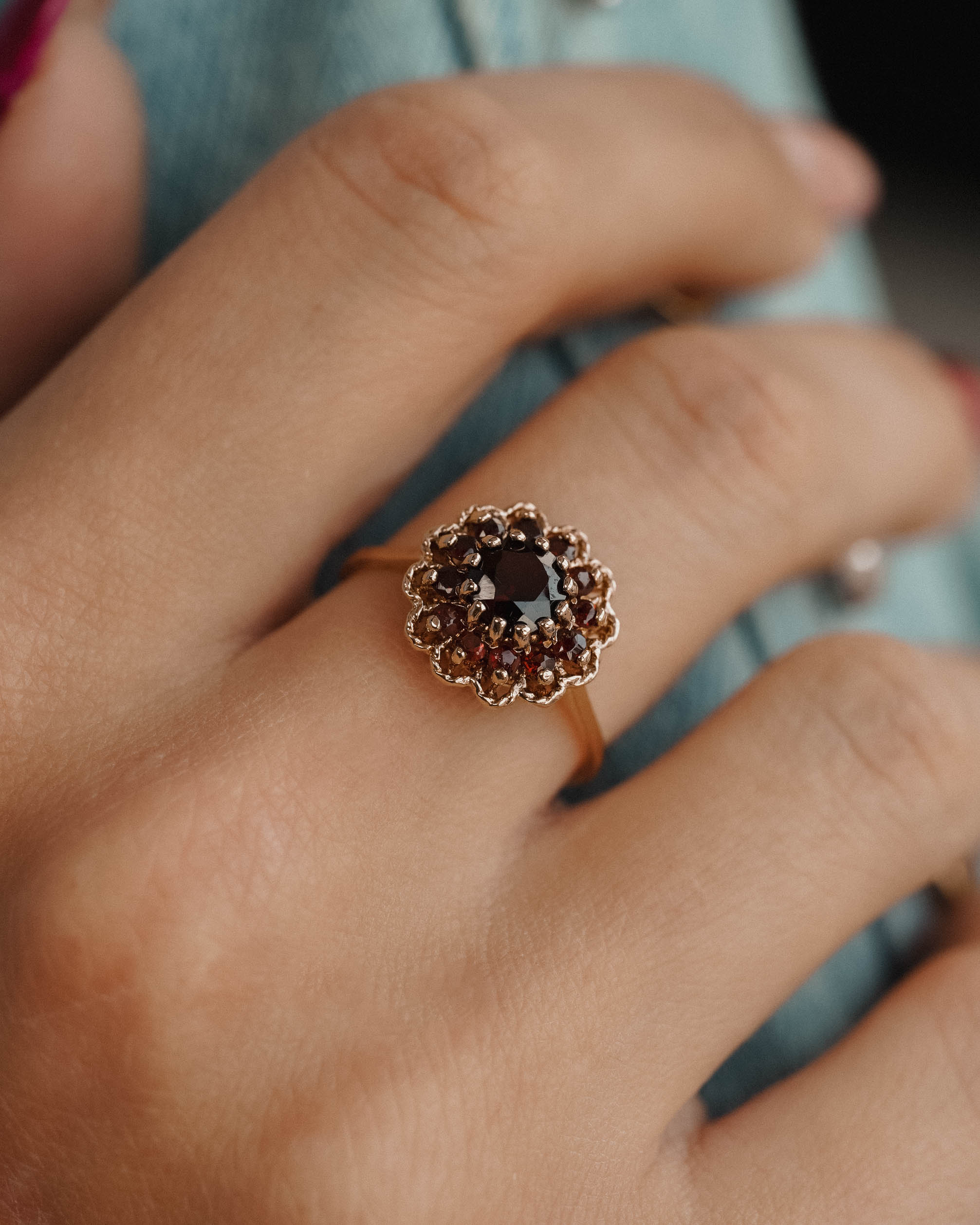 (05-03) Avery | Vintage Granaat Bloem Ring - Menina Amsterdam