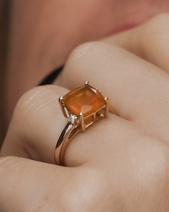 Fyrelis | Vintage Vuur Opaal Solitaire & Witte Saffier Details Ring