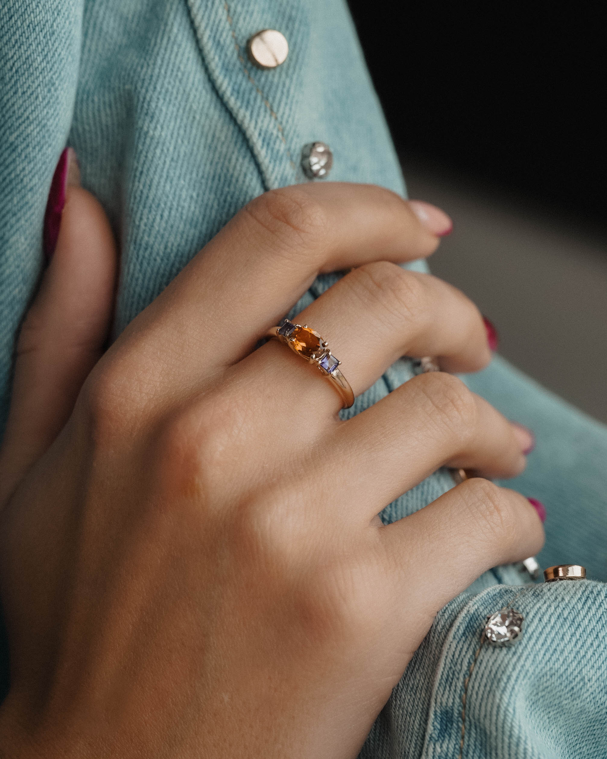 Ottilie | Vintage Citrien Solitaire & Ioliet Details Ring - Menina Amsterdam