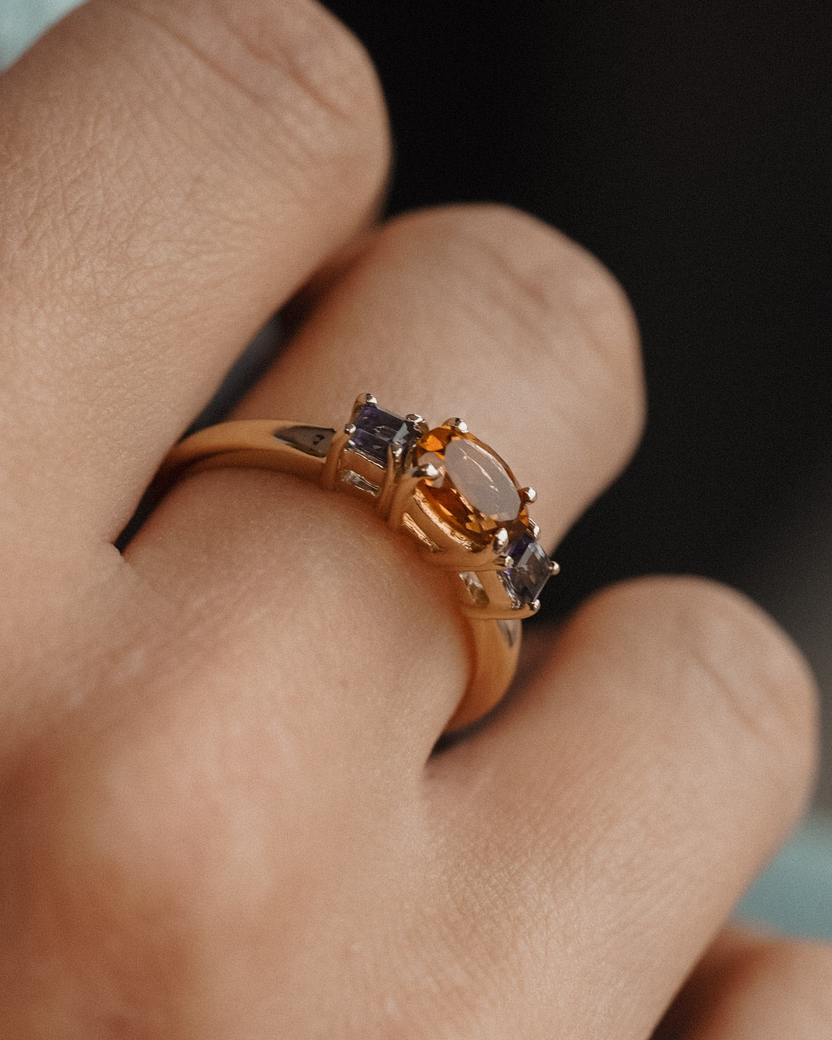 Ottilie | Vintage Citrien Solitaire & Ioliet Details Ring - Menina Amsterdam