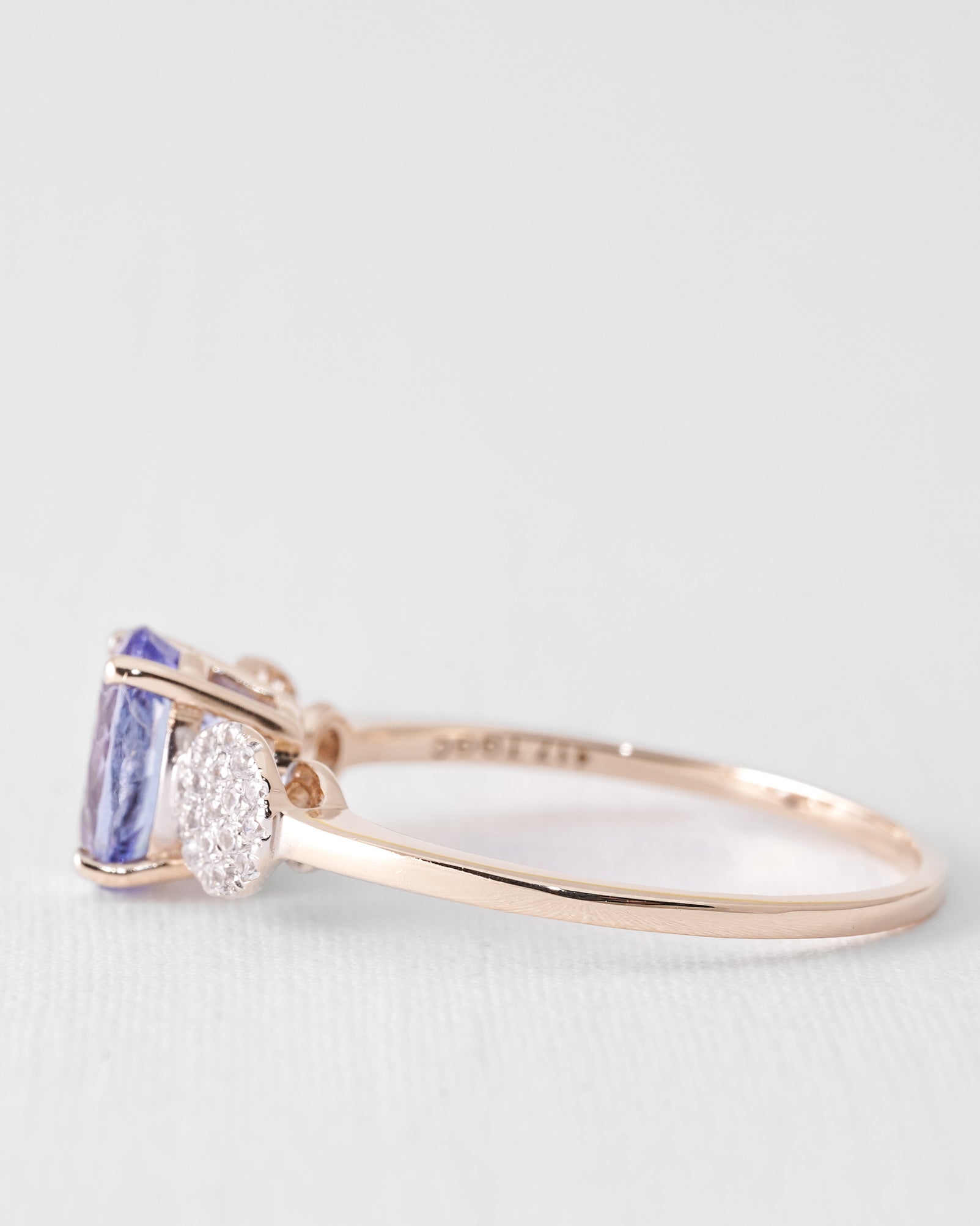 Calyrae | Vintage Tanzaniet Solitaire & Witte Saffier Details Ring