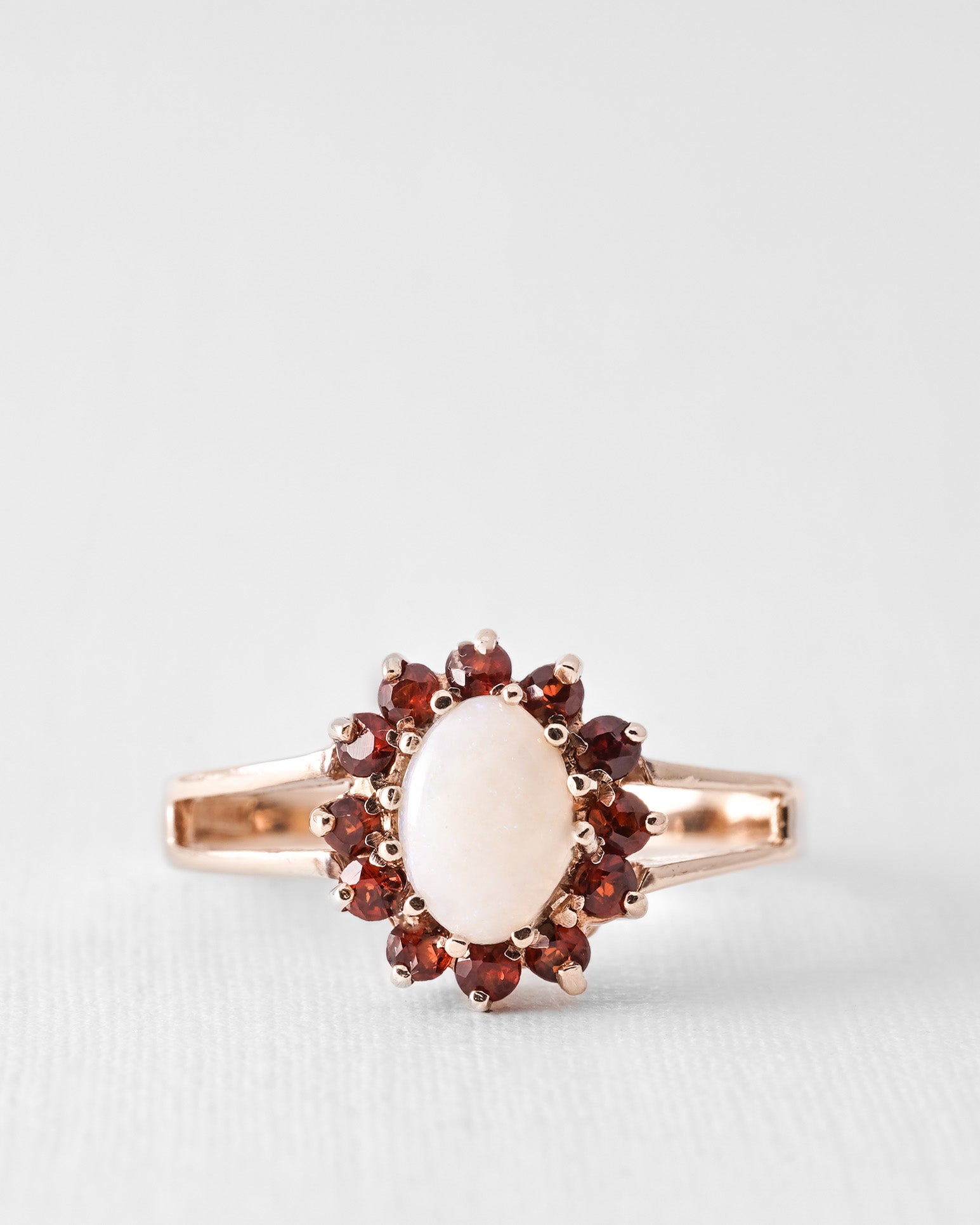 Lyne | Vintage Opaal & Granaat Halo Ring