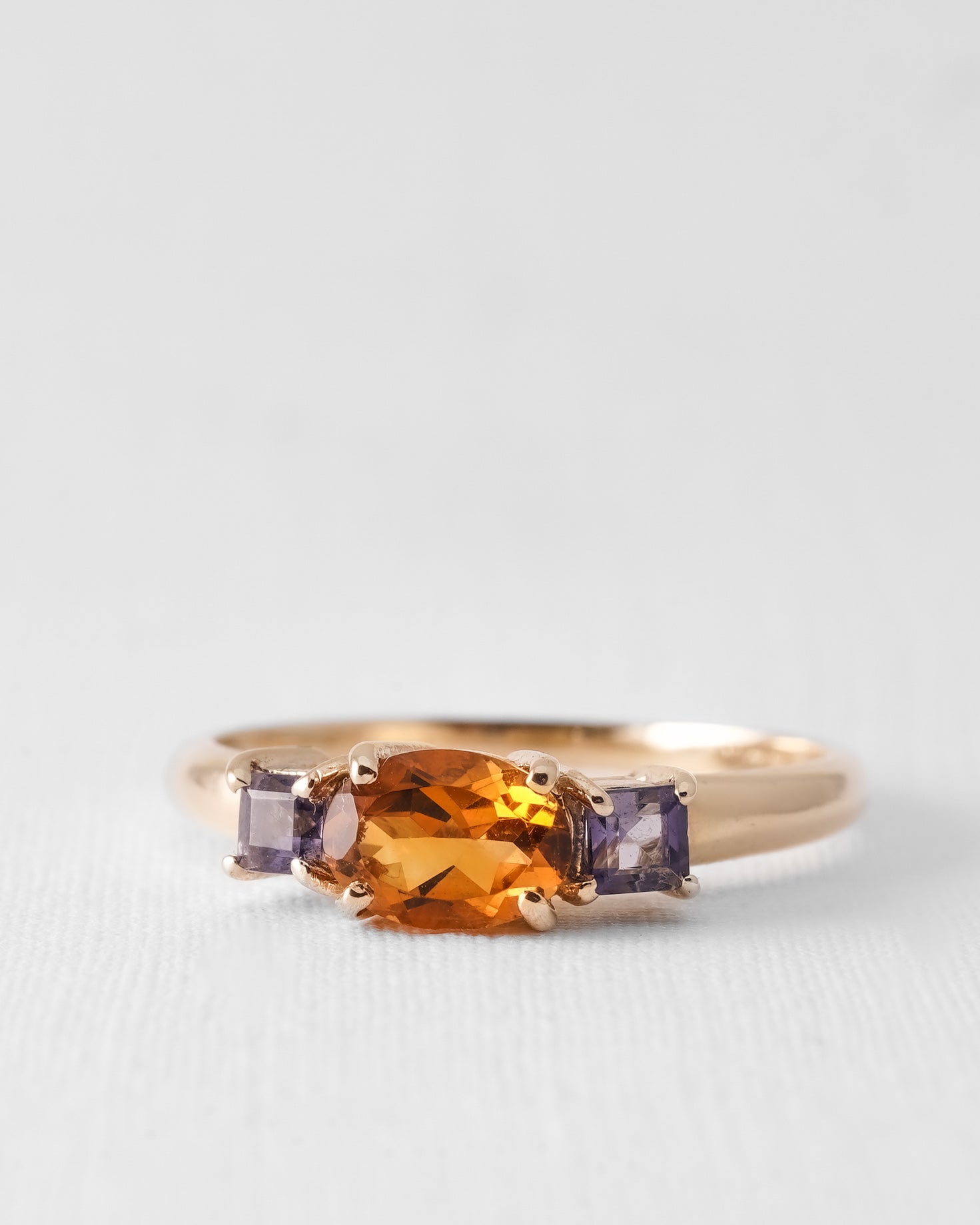 Ottilie | Vintage Citrien Solitaire & Ioliet Details Ring - Menina Amsterdam