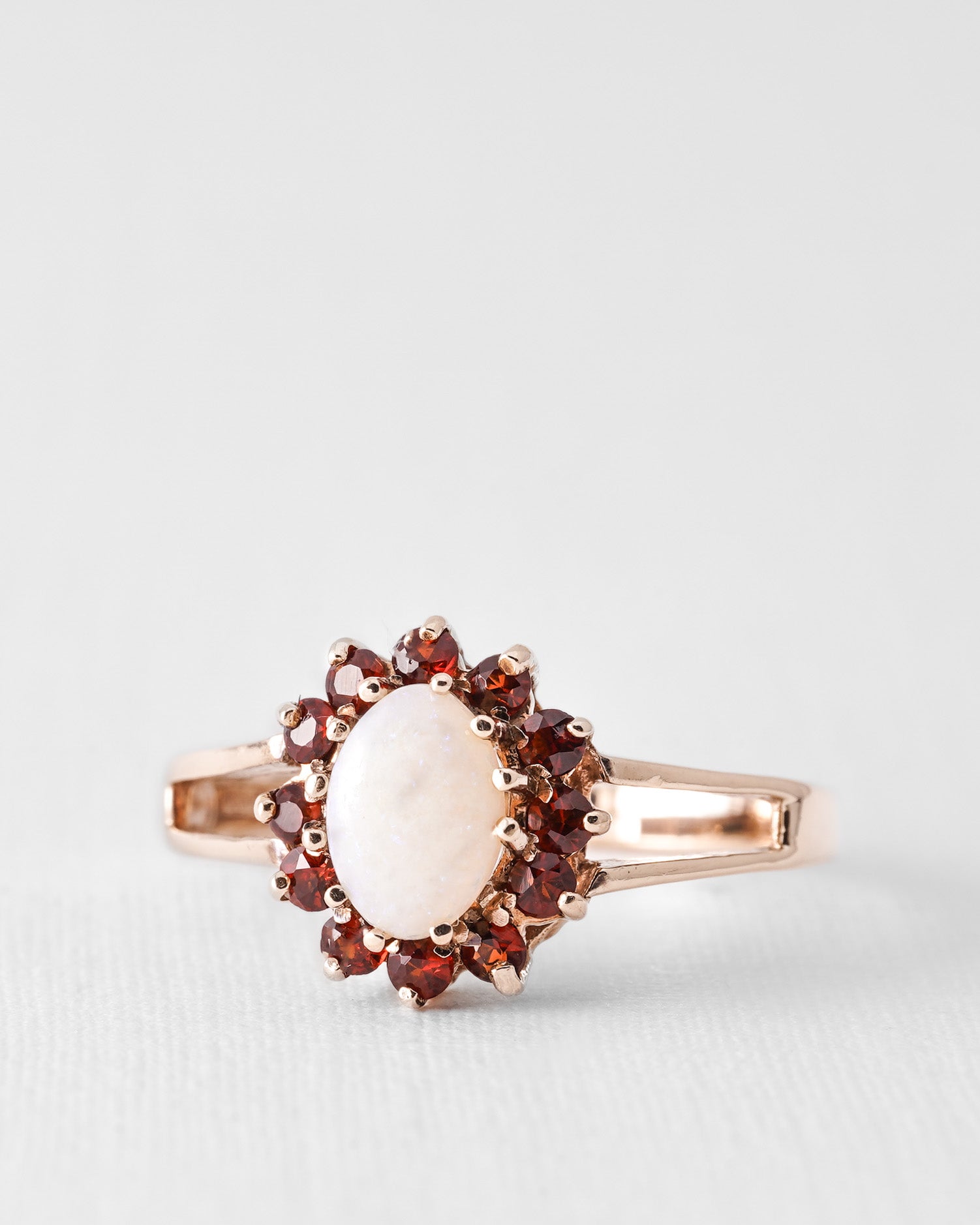 Lyne | Vintage Opaal & Granaat Halo Ring