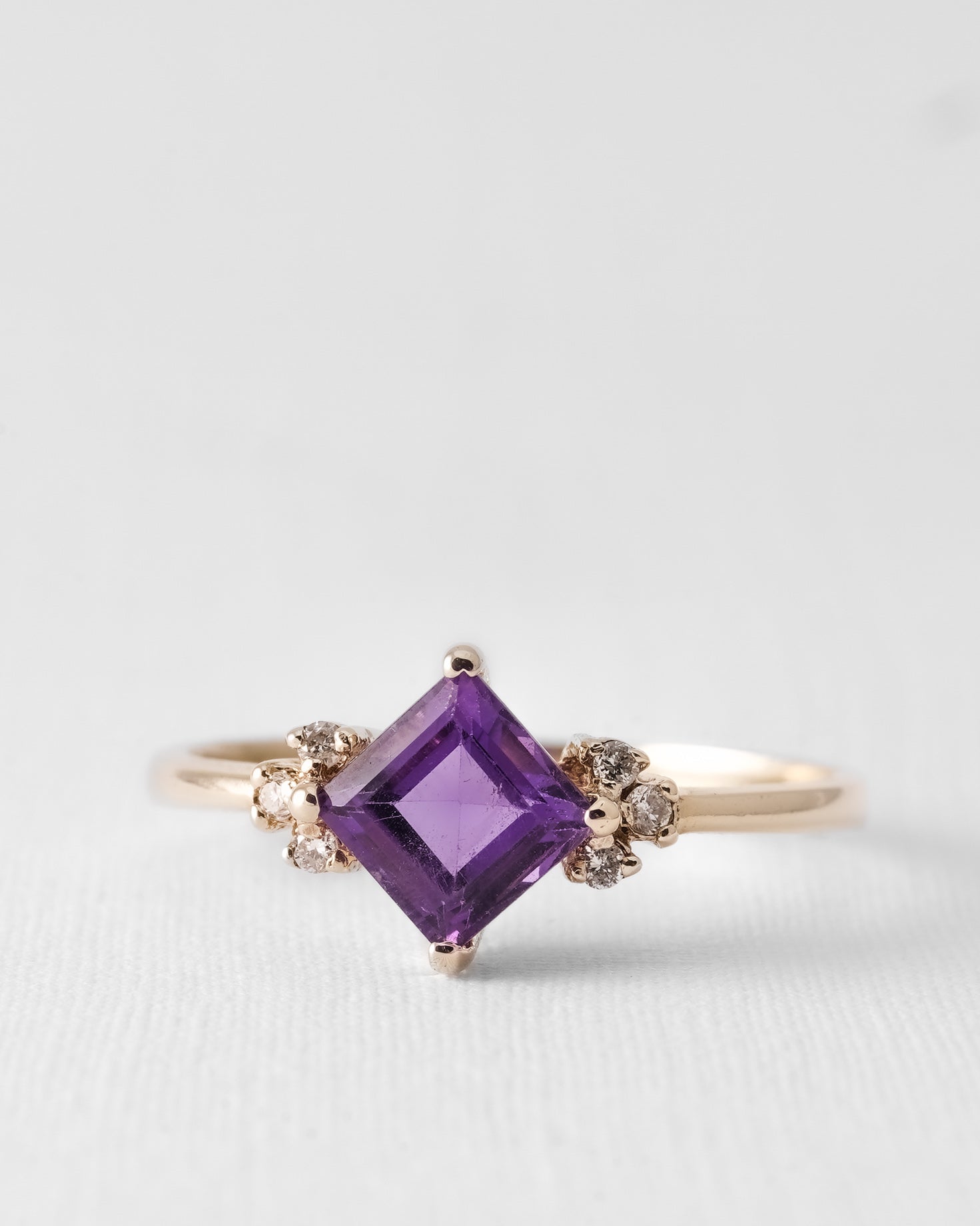 Esmeralda | Vintage Amethist Solitaire & Diamant Details Ring - Menina Amsterdam