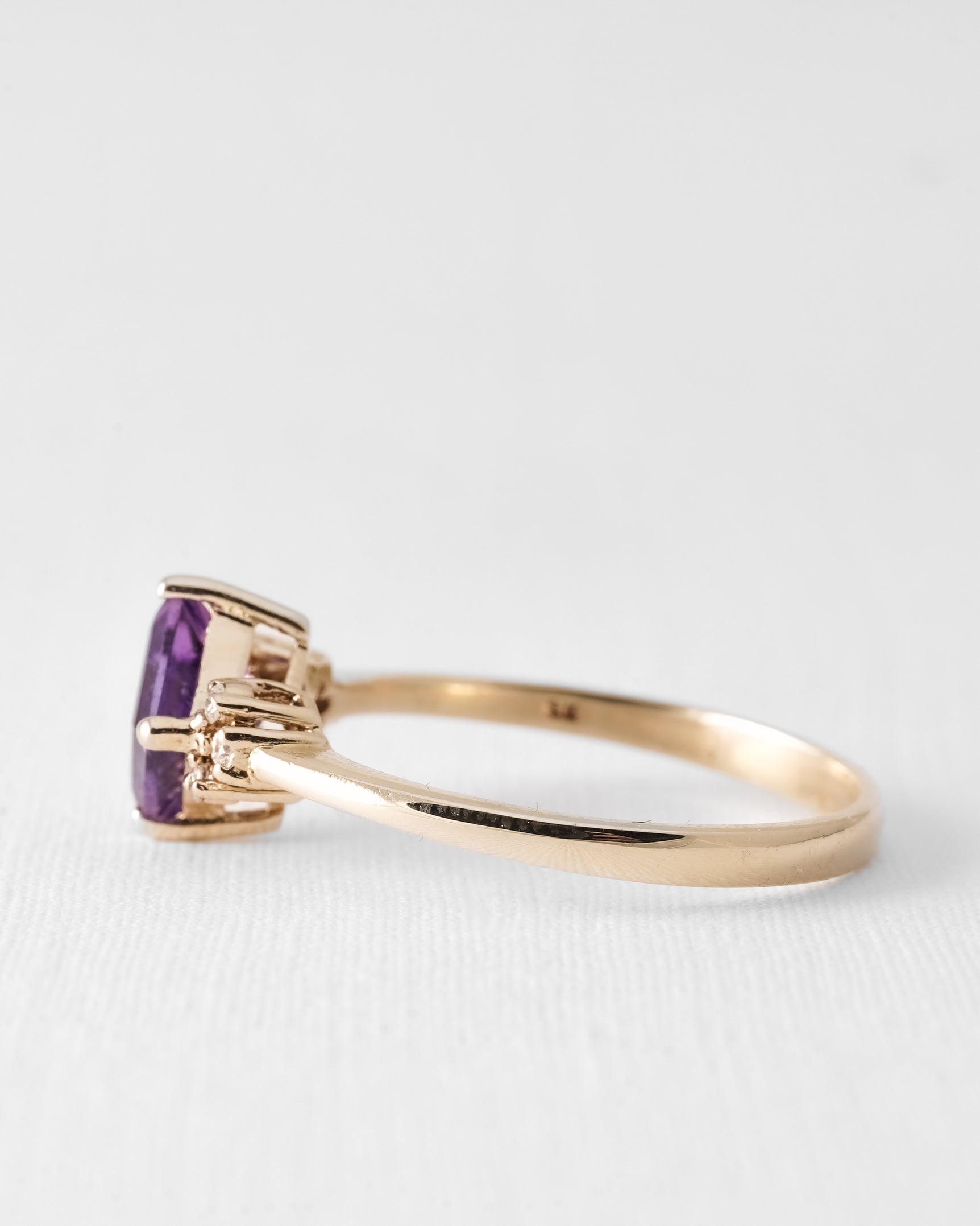 Esmeralda | Vintage Amethist Solitaire & Diamant Details Ring - Menina Amsterdam