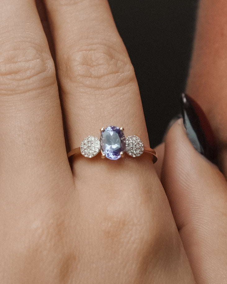 Calyrae | Vintage Tanzaniet Solitaire & Witte Saffier Details Ring