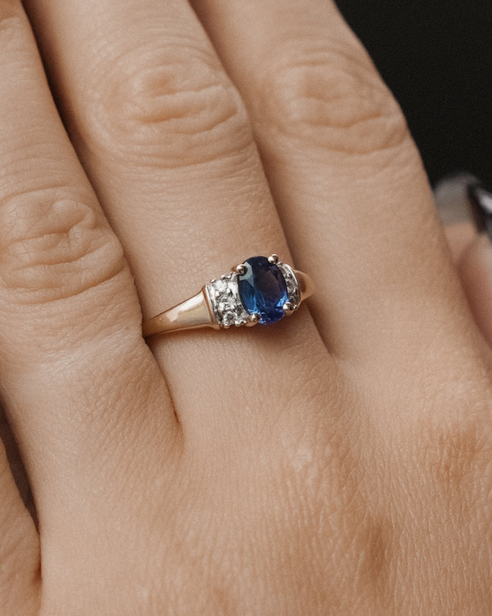 Kyrelia | Vintage Kyaniet Solitaire & Witte Saffier Details Ring