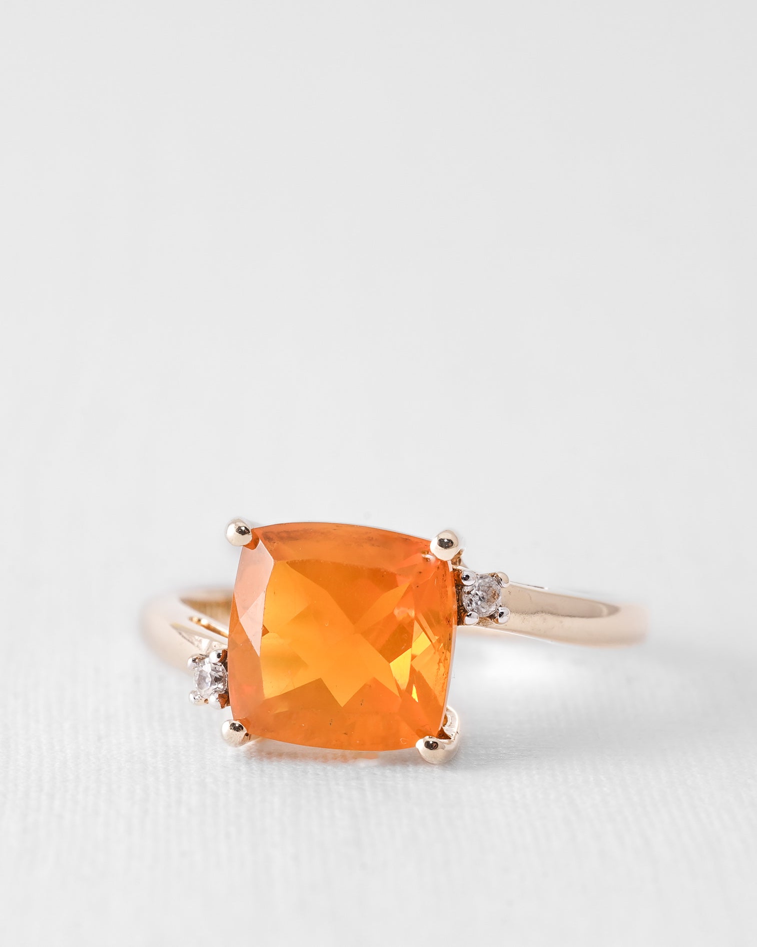 Fyrelis | Vintage Vuur Opaal Solitaire & Witte Saffier Details Ring