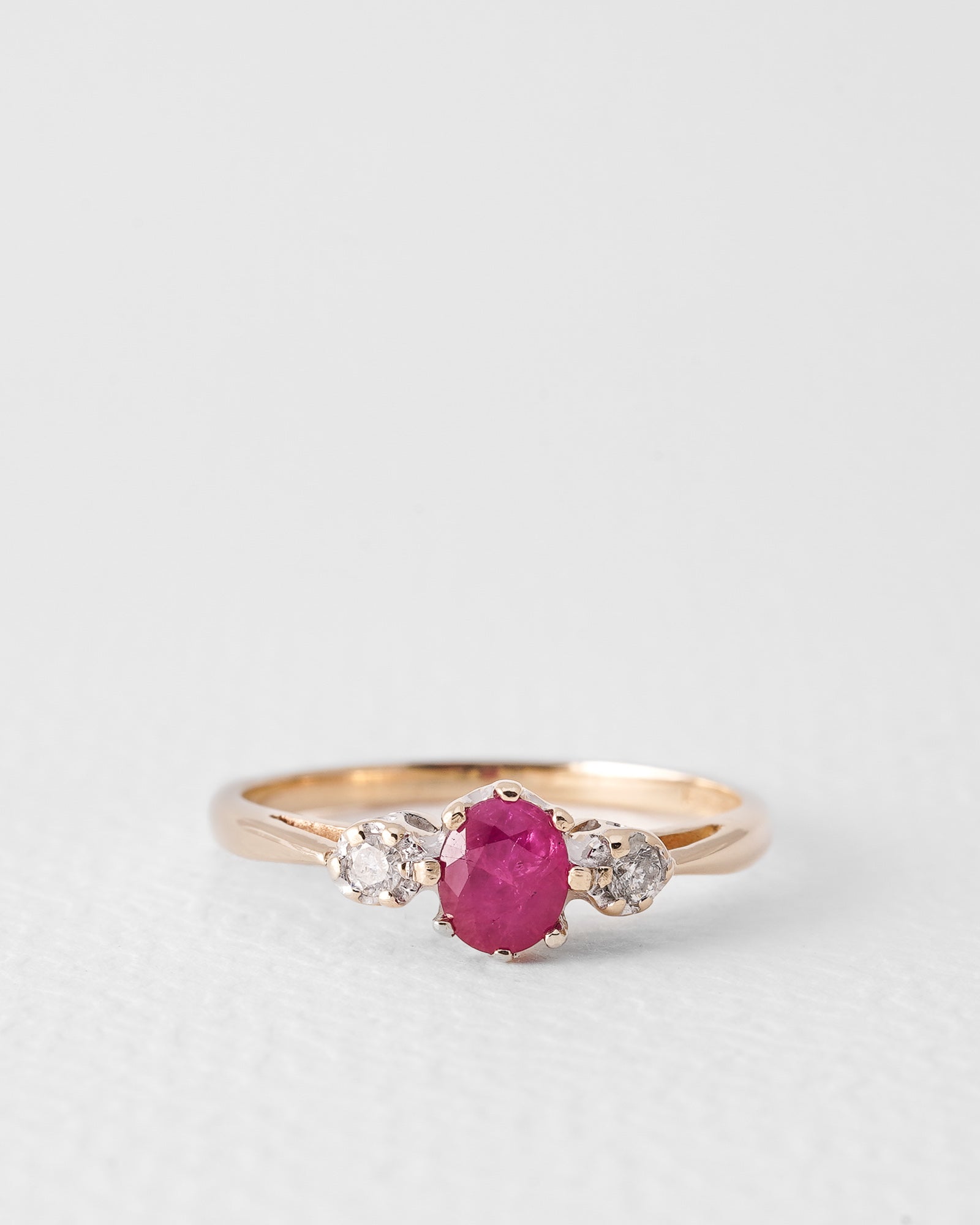 Vivina | Vintage Robijn Solitaire & Diamant Details