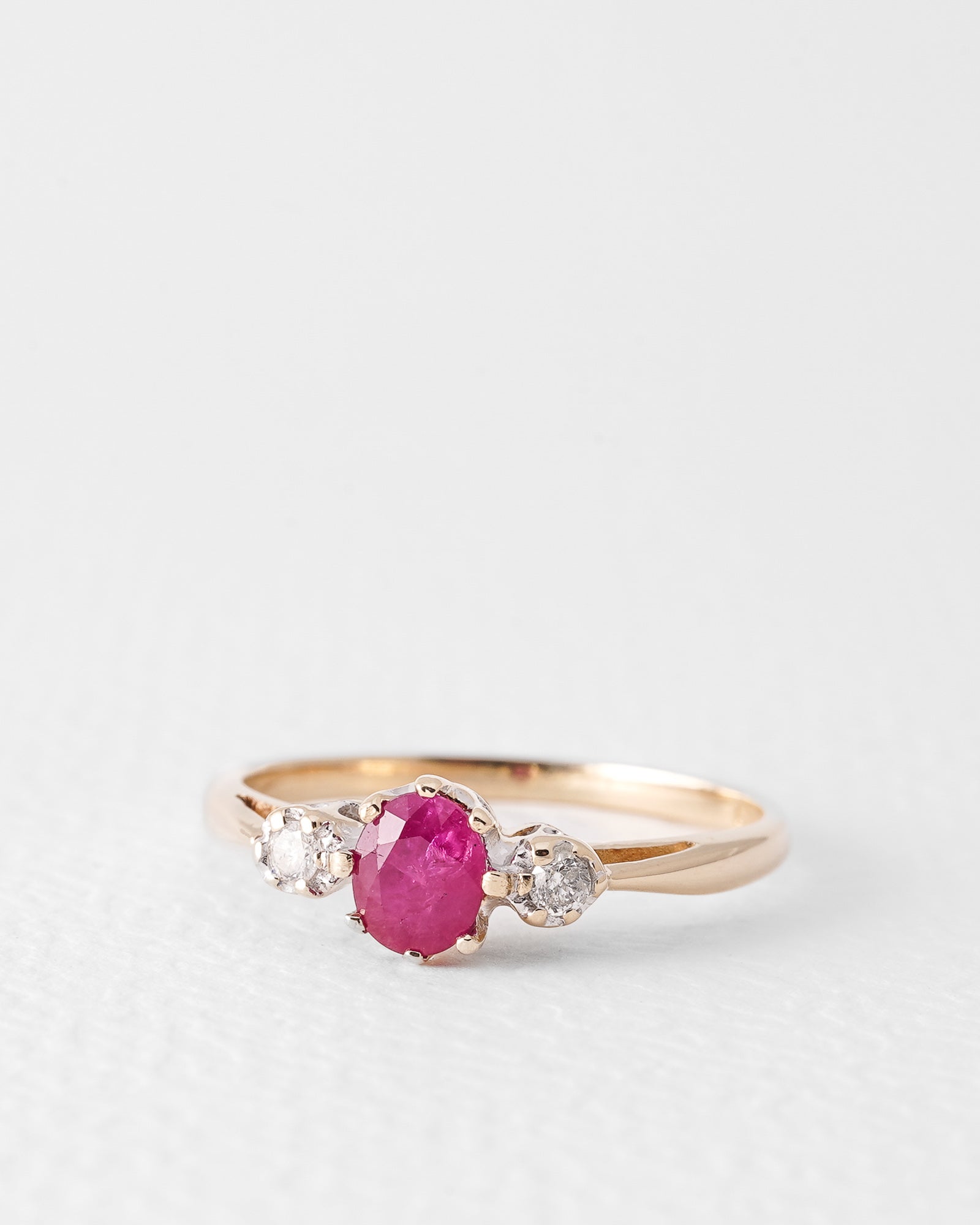 Vivina | Vintage Robijn Solitaire & Diamant Details