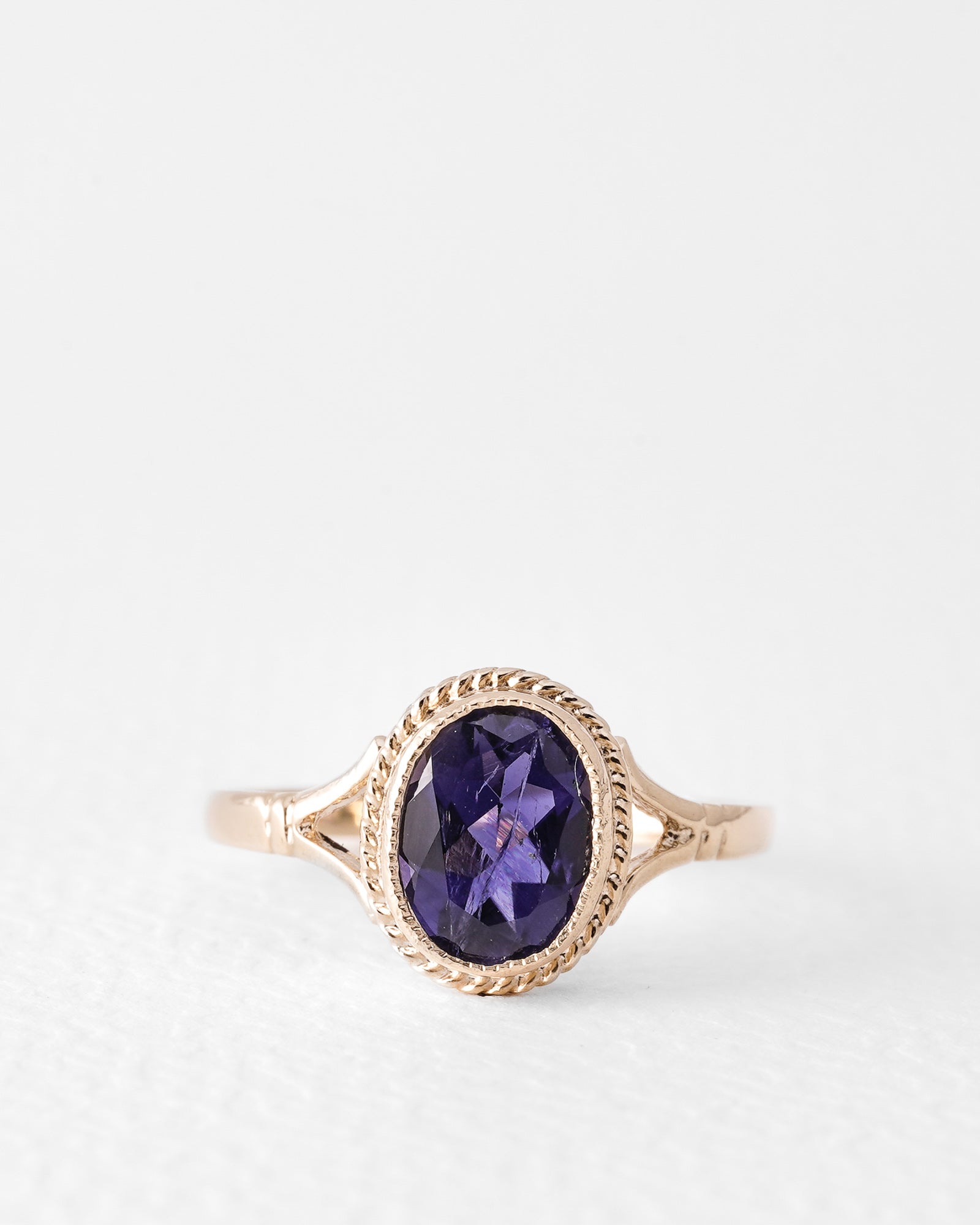 Victoria | Vintage Amethist Solitaire