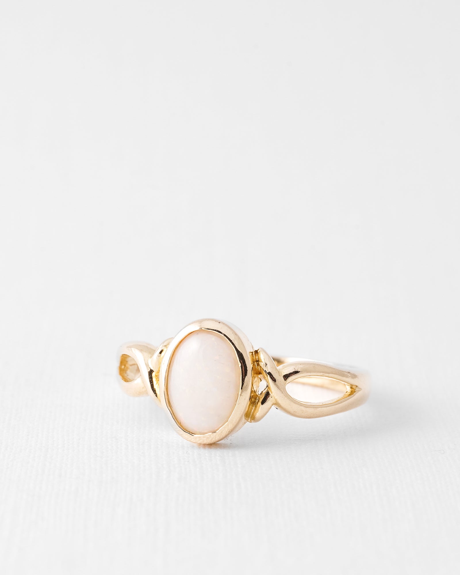 Milana | Vintage Opaal Solitaire