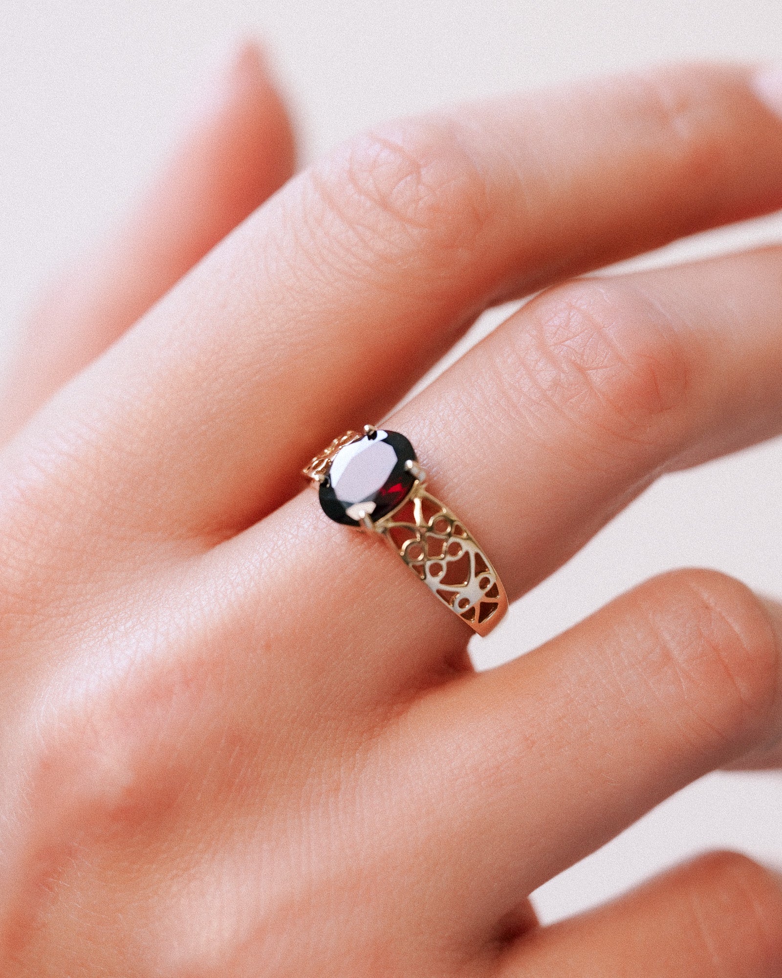 Mayke | Vintage Granaat Solitaire