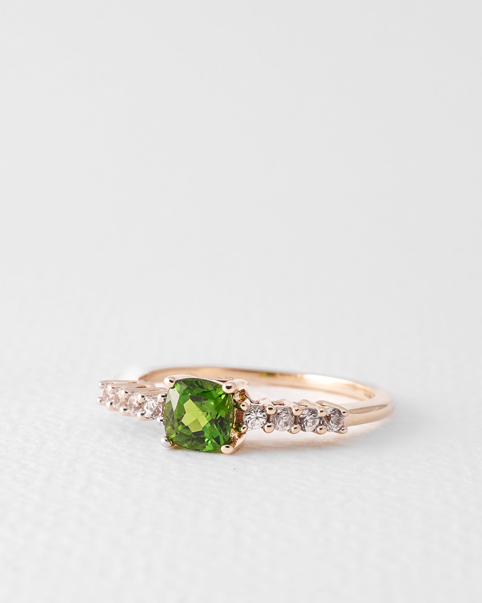 Noélie | Vintage Diopside Solitaire & Witte Saffier Details
