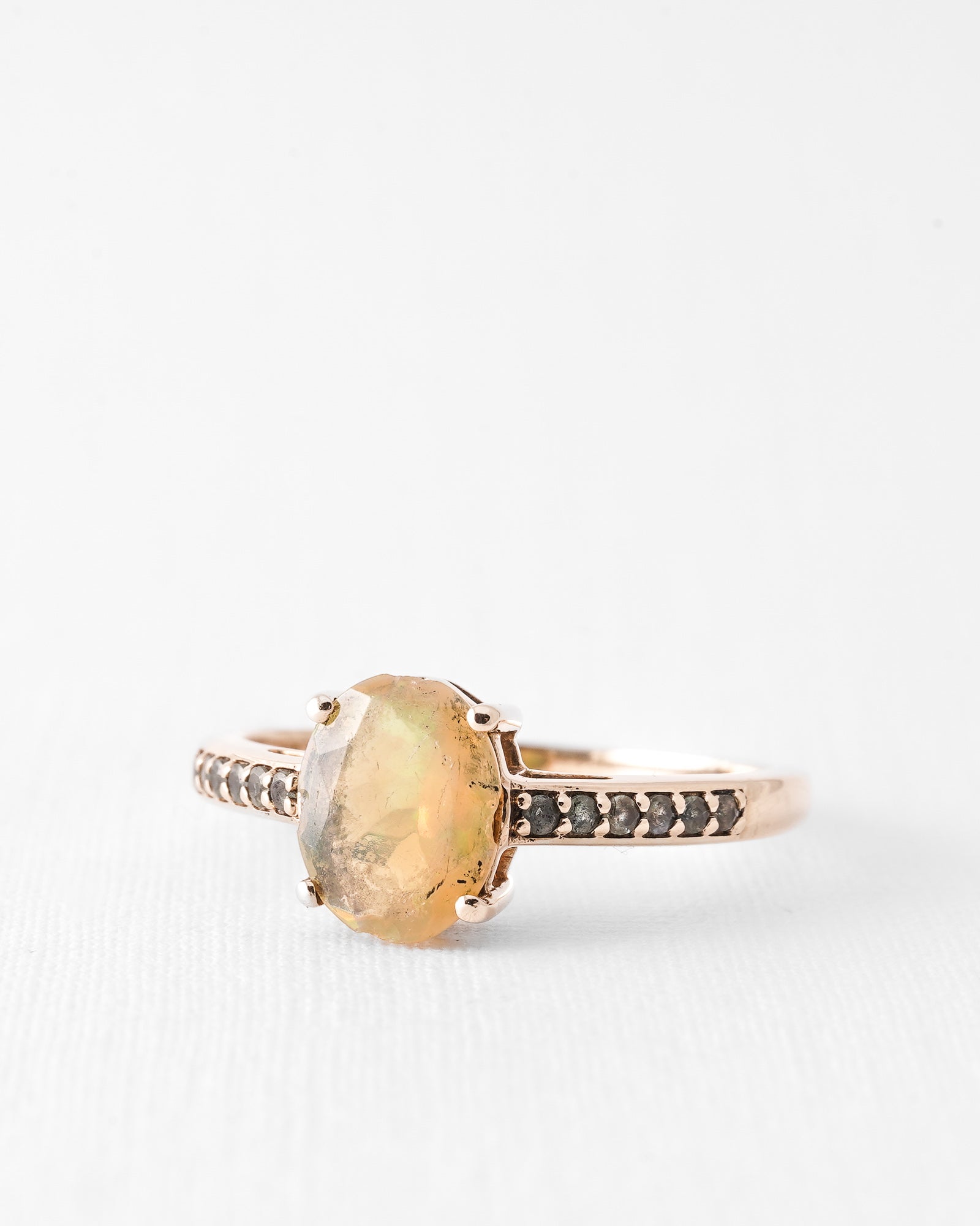 Giulia | Vintage Opaal Solitaire & Alexandriet Details