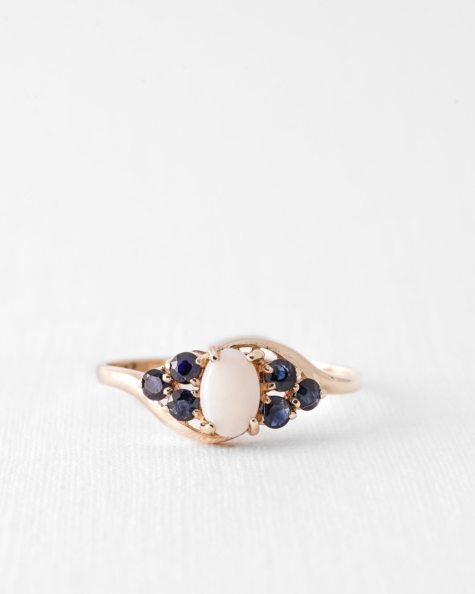 Malou | Vintage Opaal Solitaire & Saffier Details