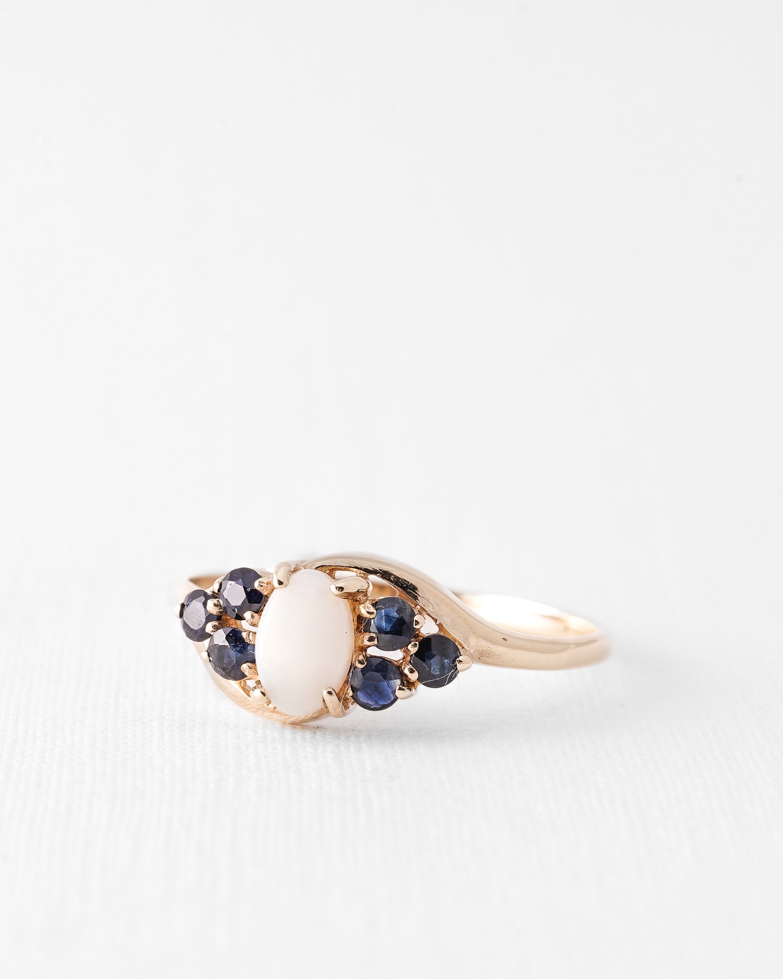 Malou | Vintage Opaal Solitaire & Saffier Details