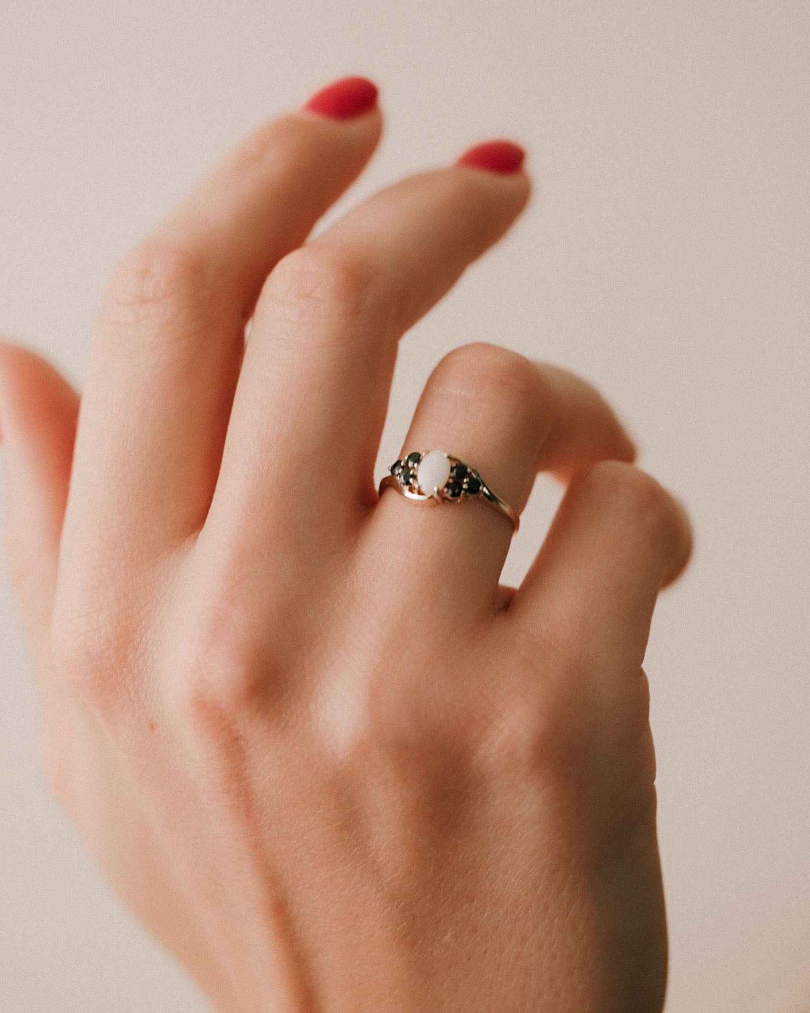 Malou | Vintage Opaal Solitaire & Saffier Details