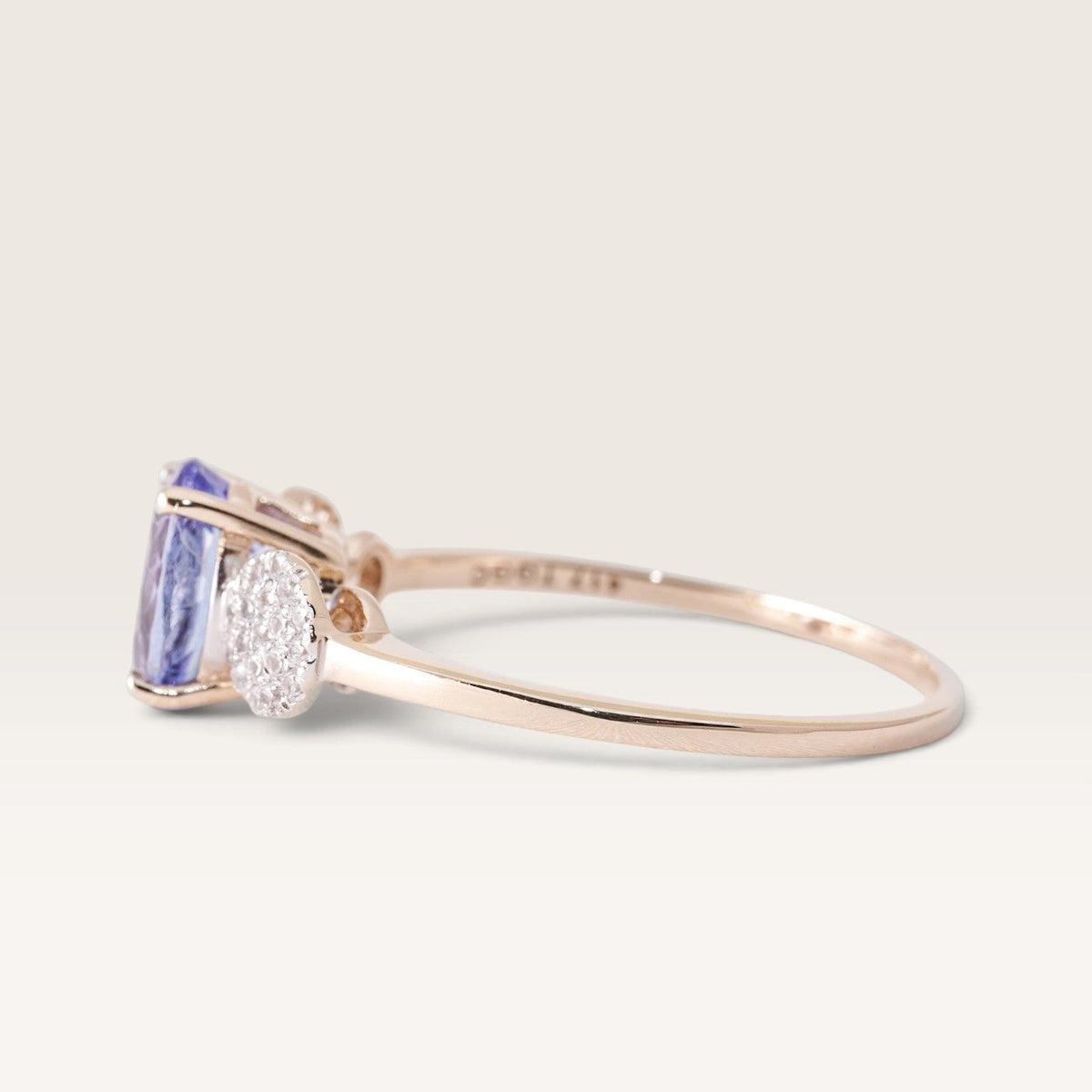 Calyrae | Vintage Tanzaniet Solitaire & Witte Saffier Details Ring - Menina Amsterdam