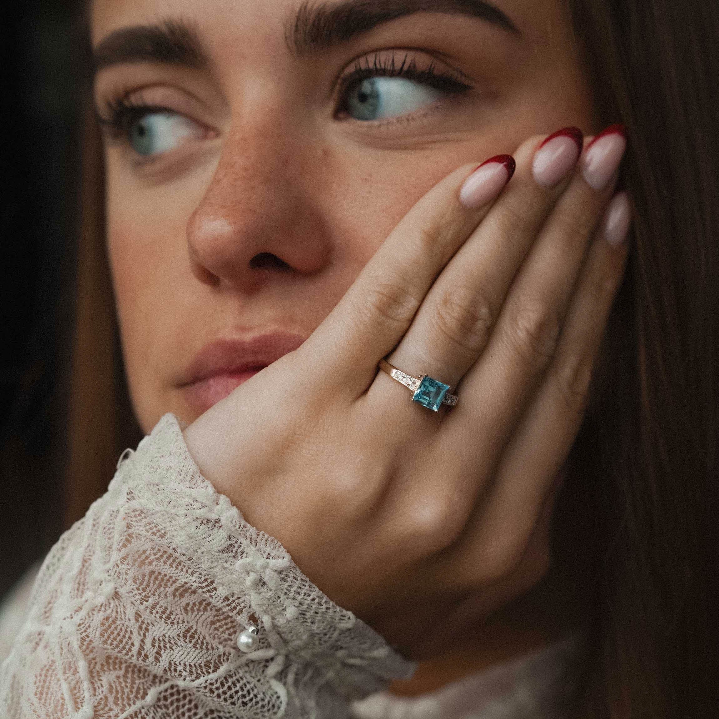 Cyra | Vintage Topaas Solitaire & Diamant Details Ring - Menina Amsterdam