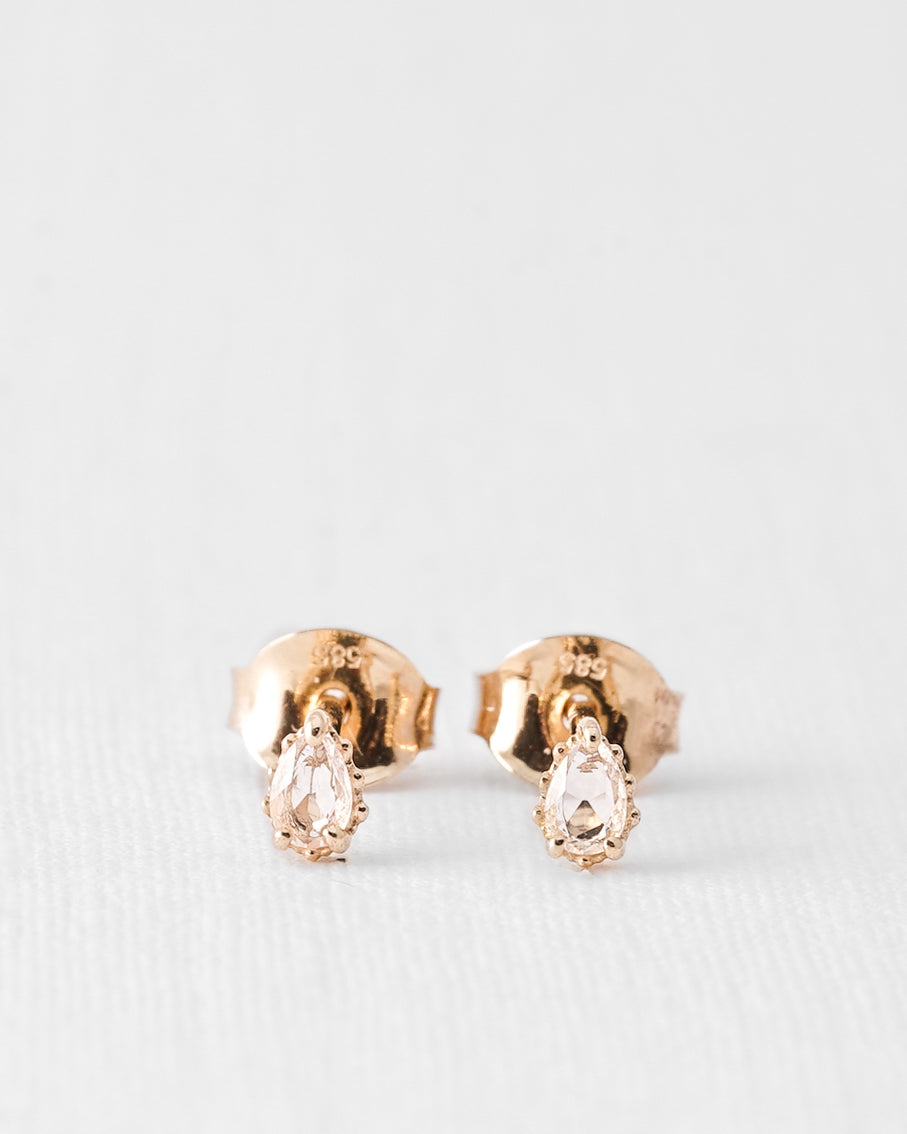 Eirlys | 14K Witte Saffier Pear Cut Studs