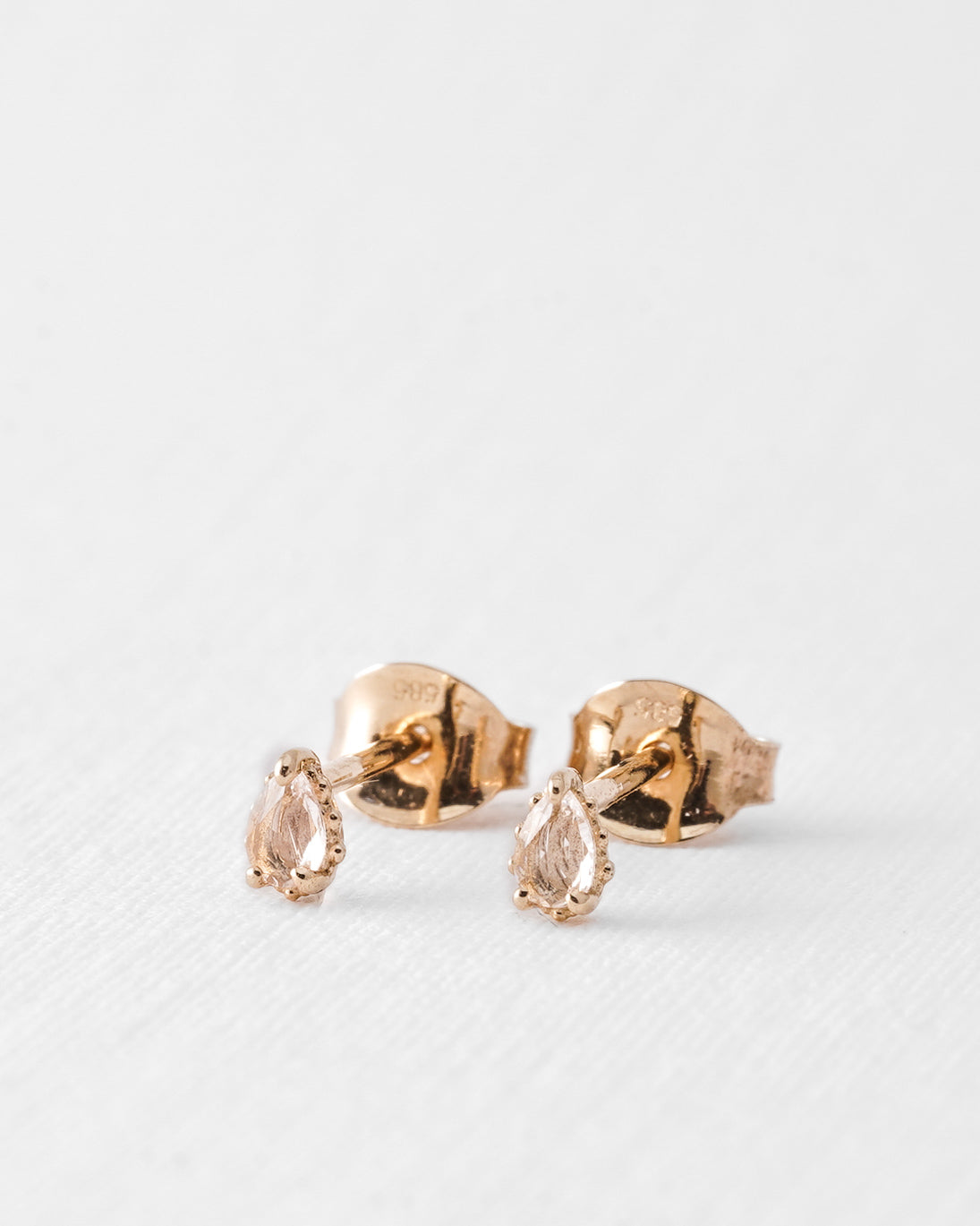 Eirlys | 14K Witte Saffier Pear Cut Studs