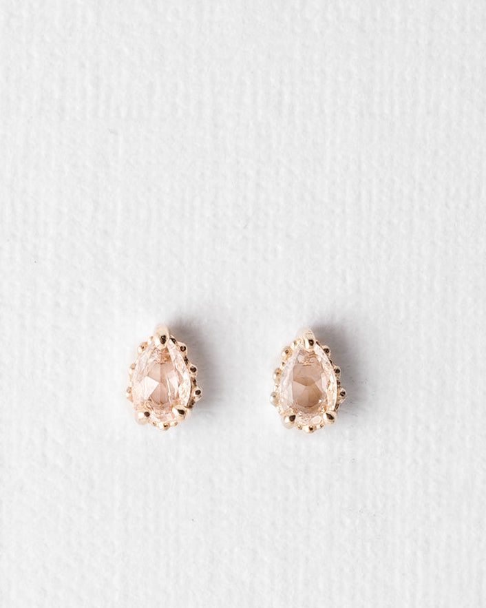 Eirlys | 14K Witte Saffier Pear Cut Studs