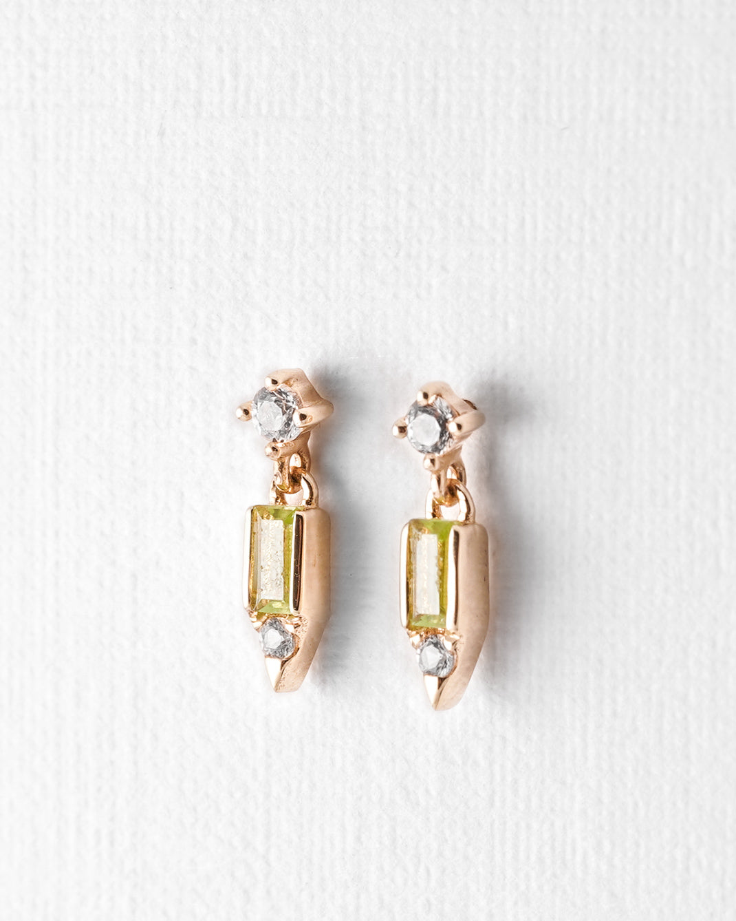 Opheliane | 14K Olivijn & Witte Saffier Baguette Drop Studs
