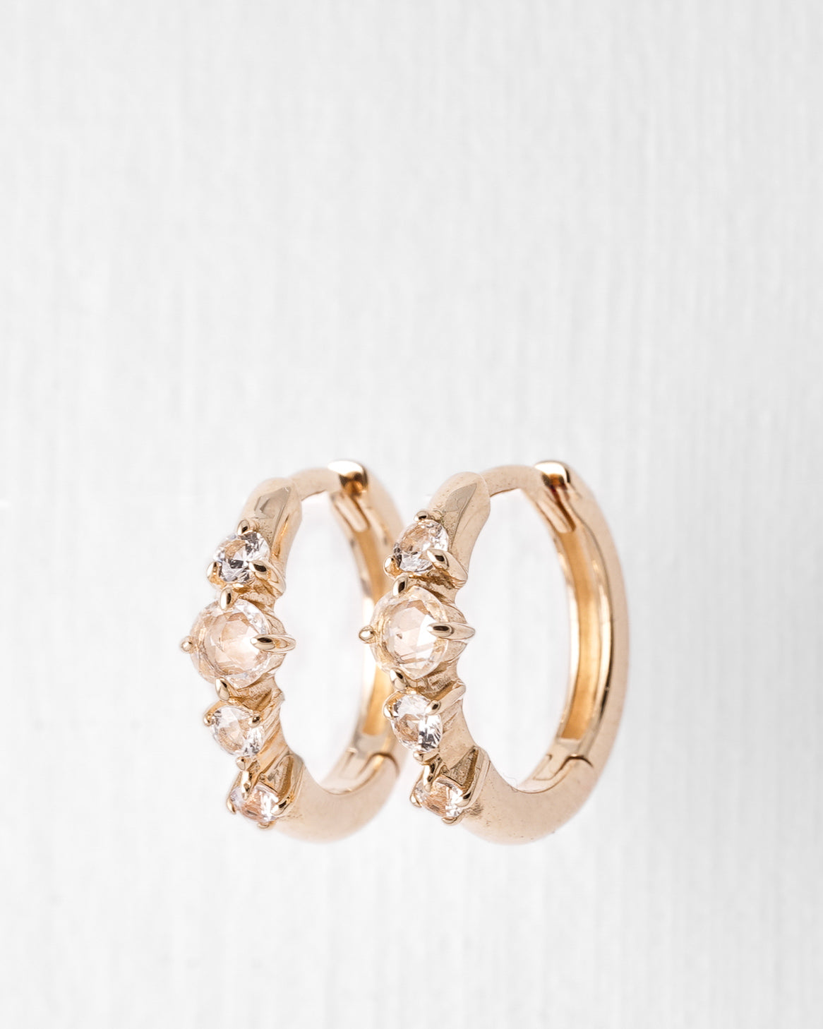 Elisa | 14K Witte Saffier Huggies