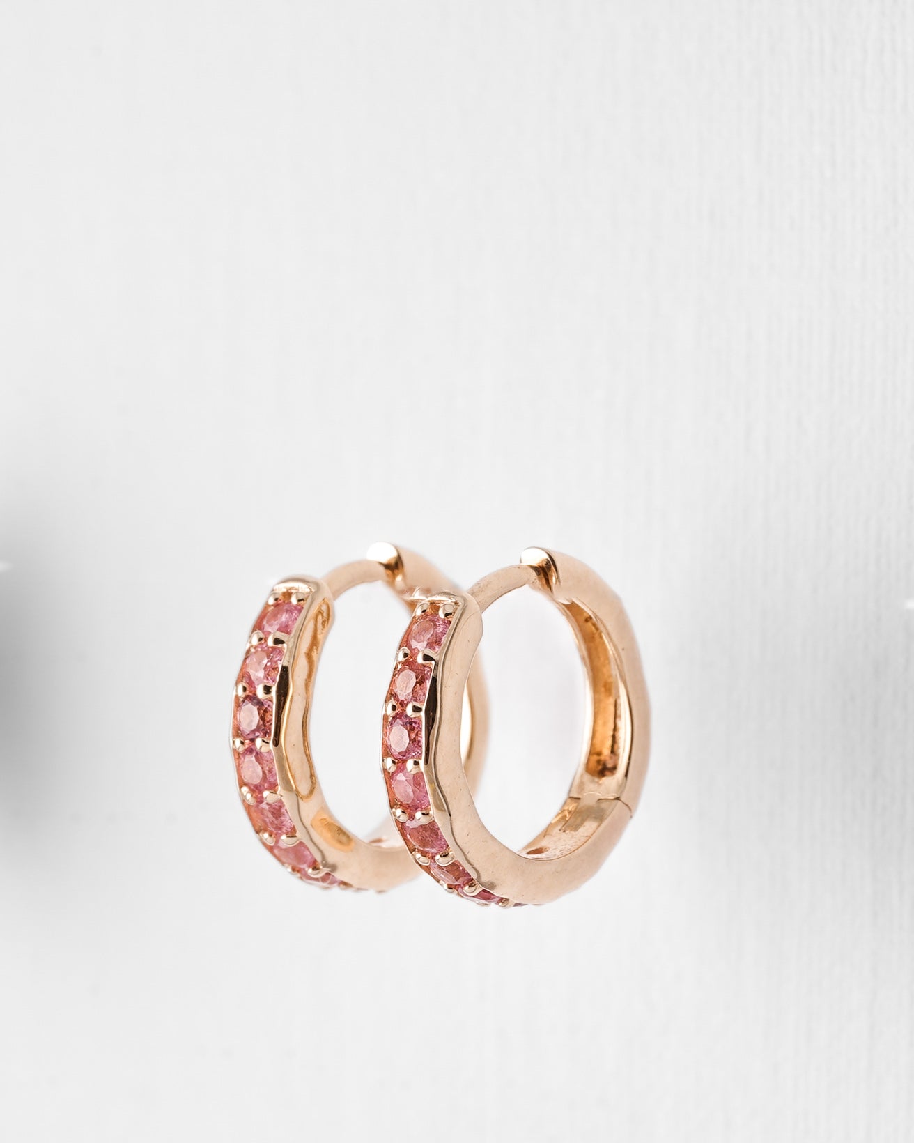 Amaris | 14K Roze Toermalijn Pavé Huggies