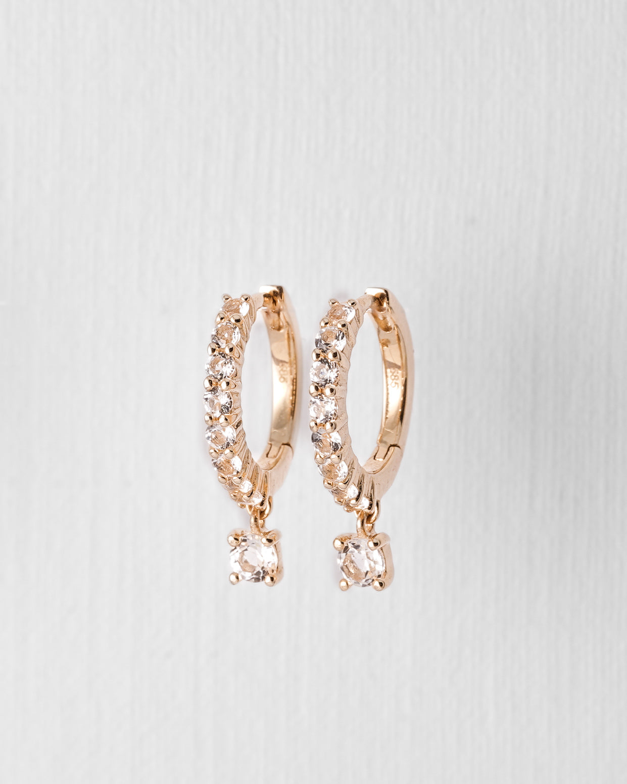 Janet | 14K Witte Topaas Pavé Hanger Huggies