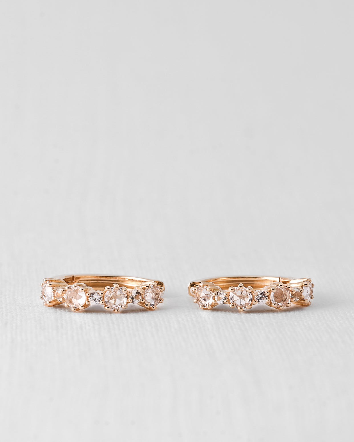 Avenia | 14K Witte Saffier Huggies