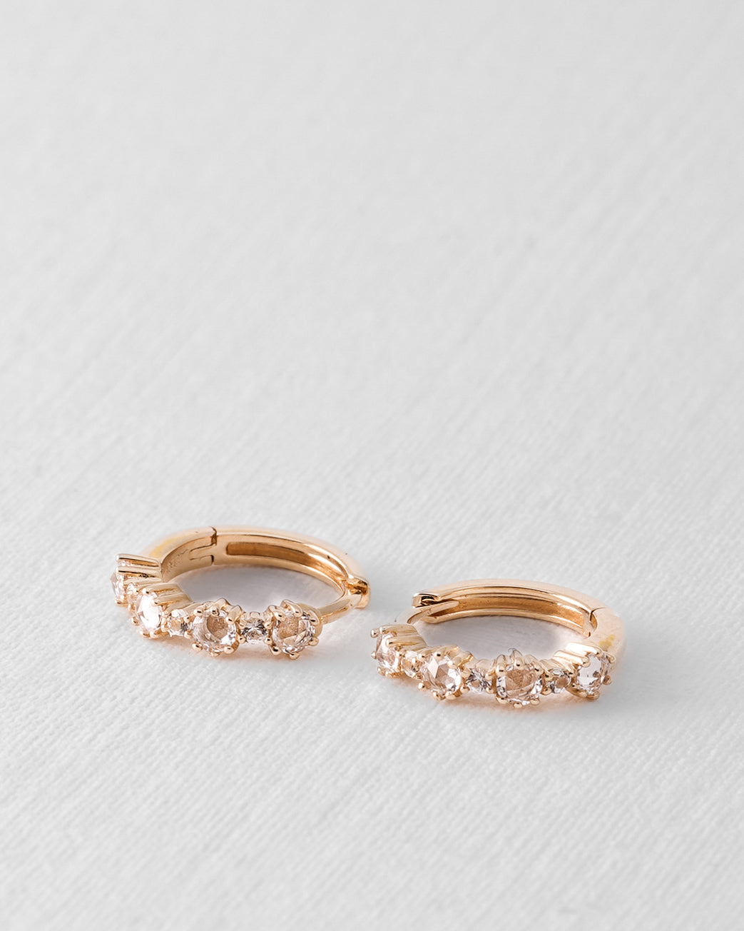 Avenia | 14K Witte Saffier Huggies