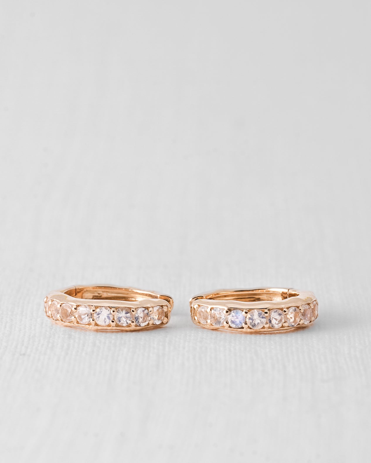 Amarante | 14K Maansteen Pavé Huggies