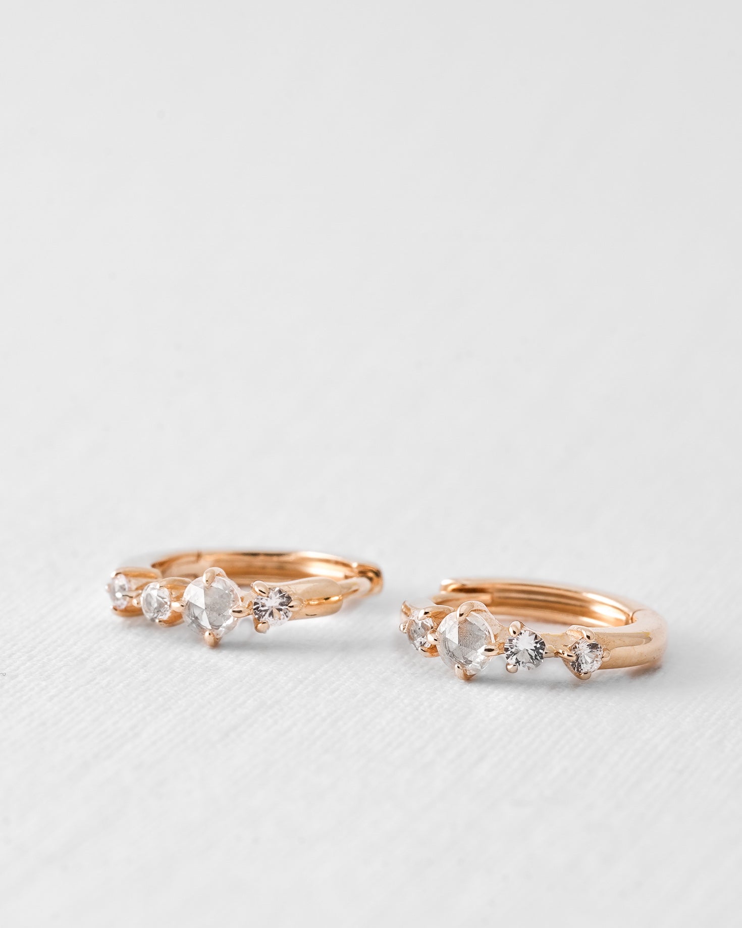 Elisa | 14K Witte Saffier Huggies