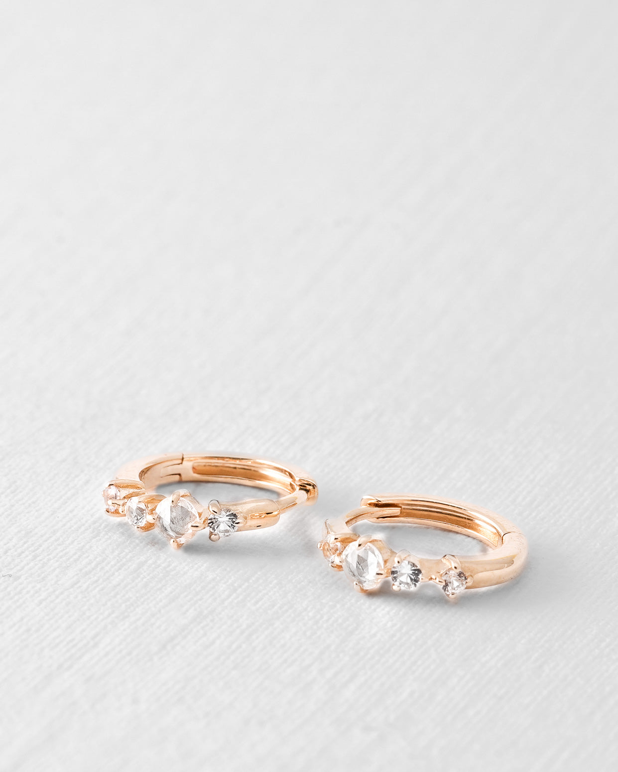 Elisa | 14K Witte Saffier Huggies