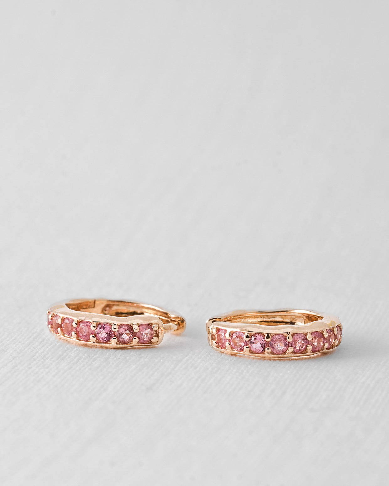 Amaris | 14K Roze Toermalijn Pavé Huggies