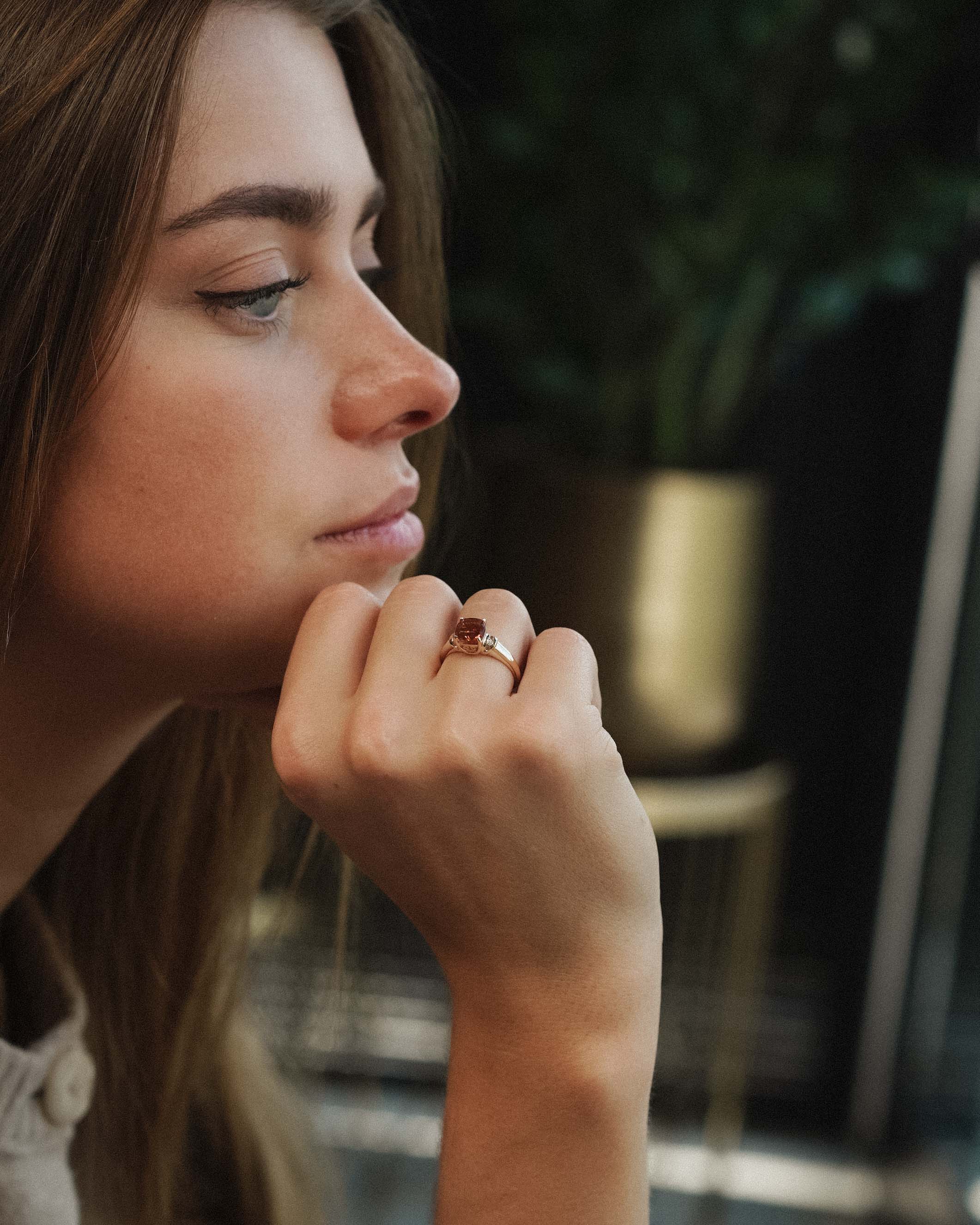 Elayne | Vintage Topaas Solitair & Witte Saffier Details Ring
