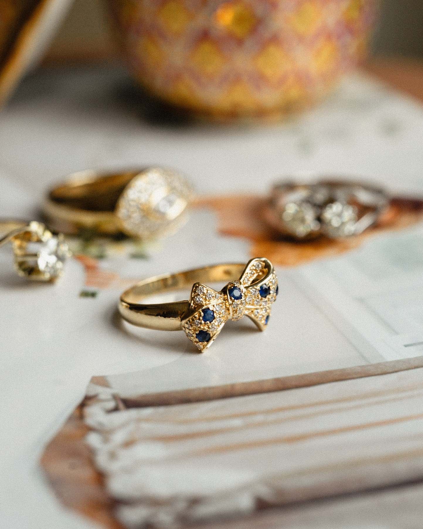 Suprisa | 14K Yellow Gold Brilliant (0.34ct) & Sapphire Bow Ring