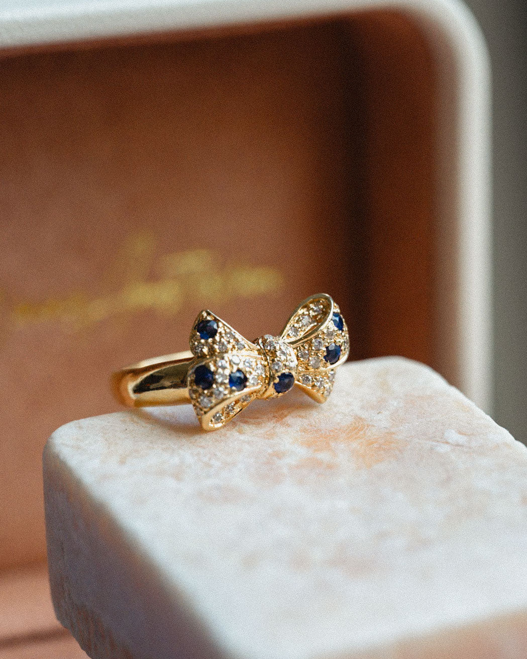 Suprisa | 14K Yellow Gold Brilliant (0.34ct) & Sapphire Bow Ring
