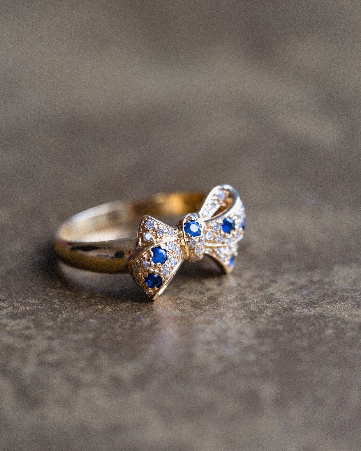 Suprisa | 14K Yellow Gold Brilliant (0.34ct) & Sapphire Bow Ring