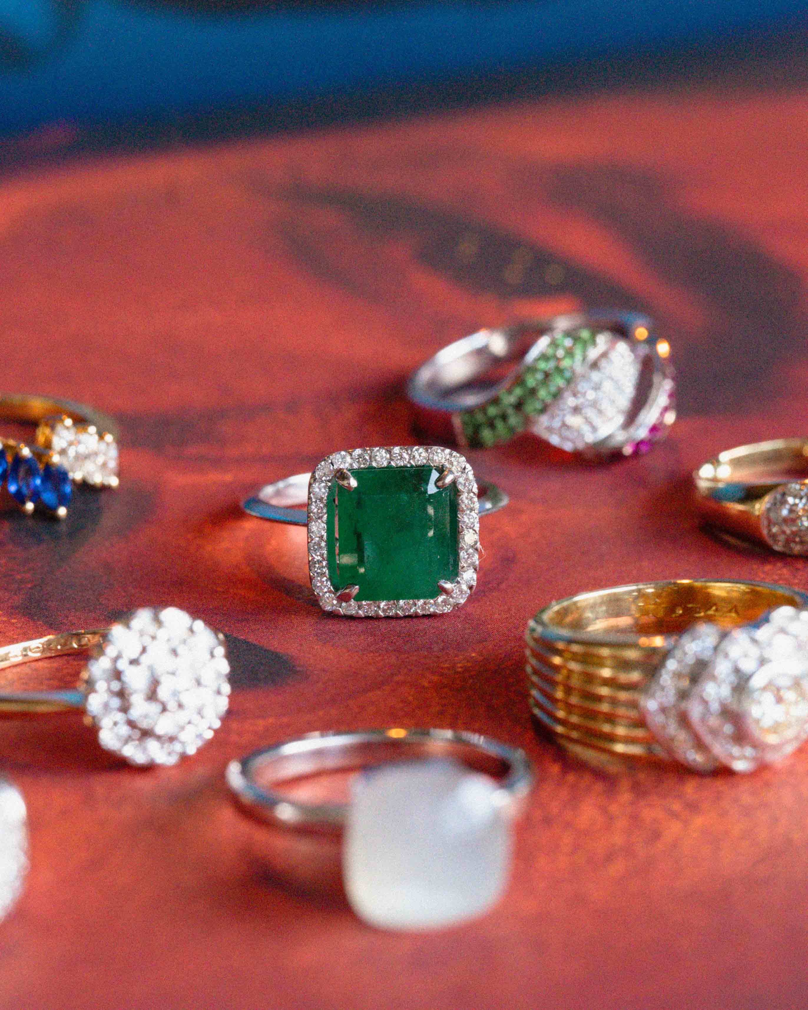 Novena | 14K Witgoud & Smaragd Cushion (3.4ct) Cut & Diamant Brilliant (0.28ct) Cut Ring