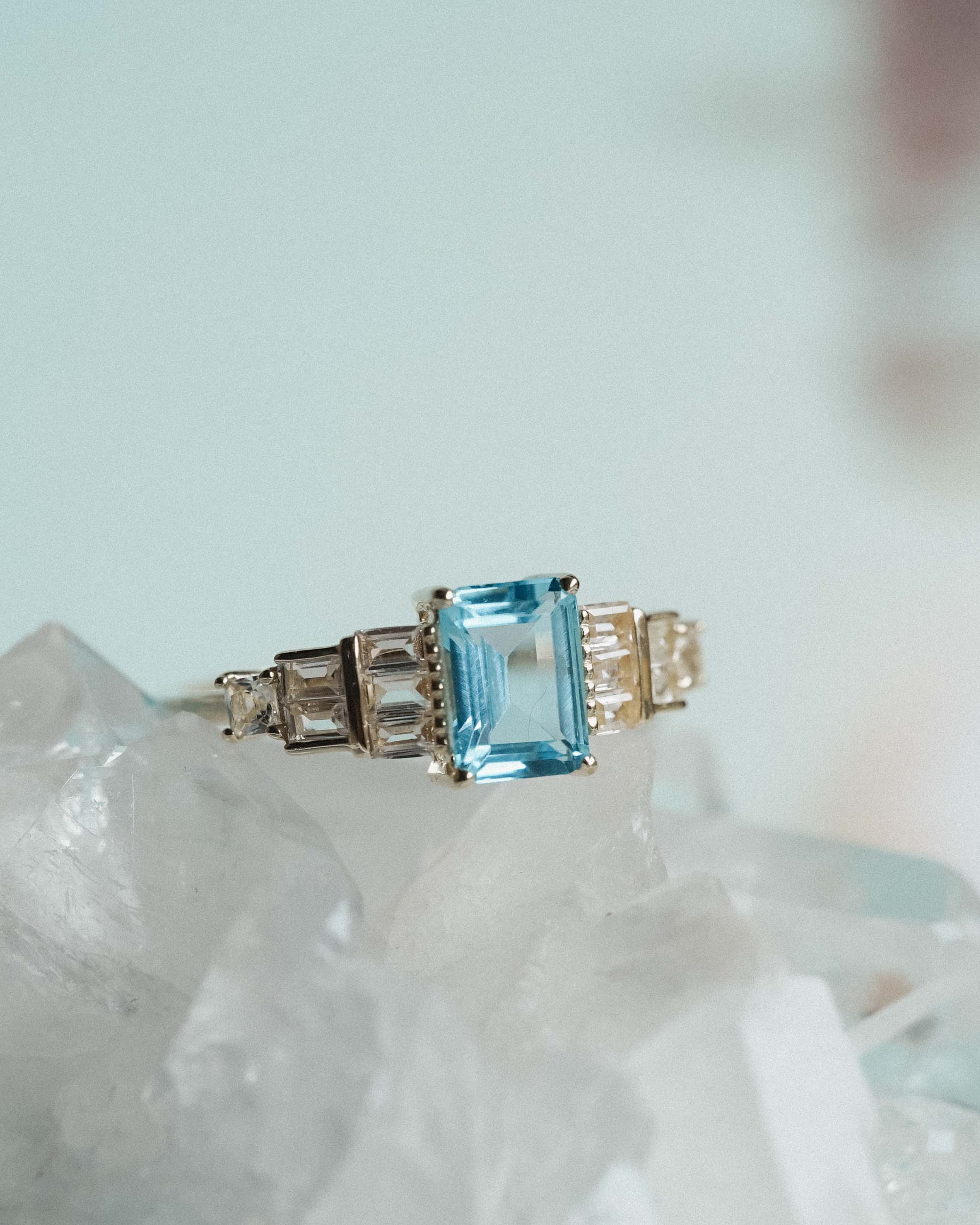 Corvina | 14K Blauwe Topaas & Witte Saffier Statement Ring