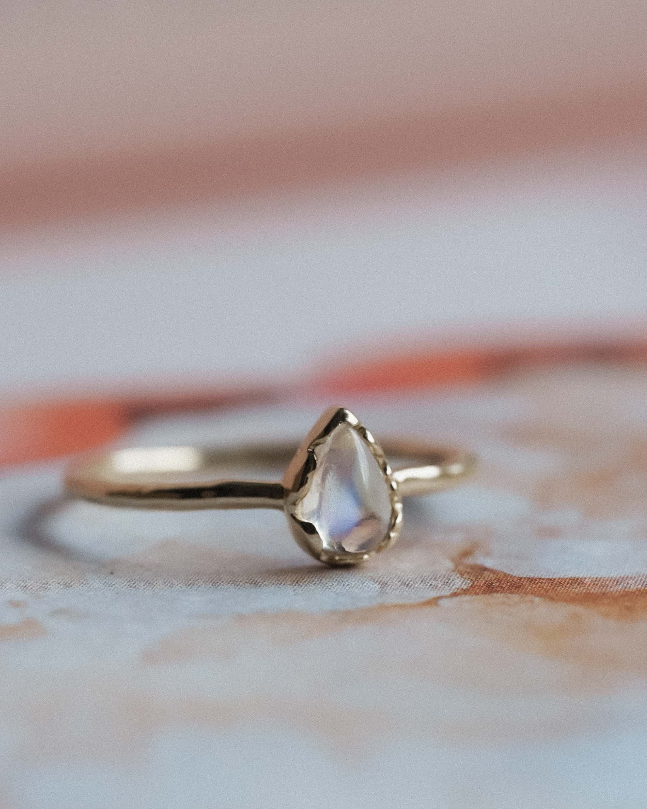 Maelis | 14K Maansteen Solitair Pear Cut Ring