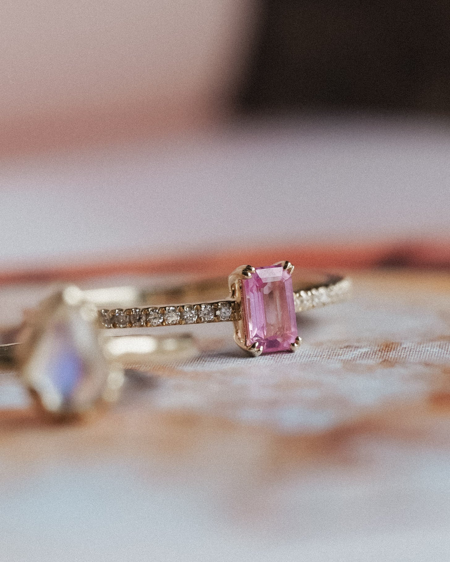 Seraphine | 14K Roze Baguette Saffier & Diamant Pavé Ring