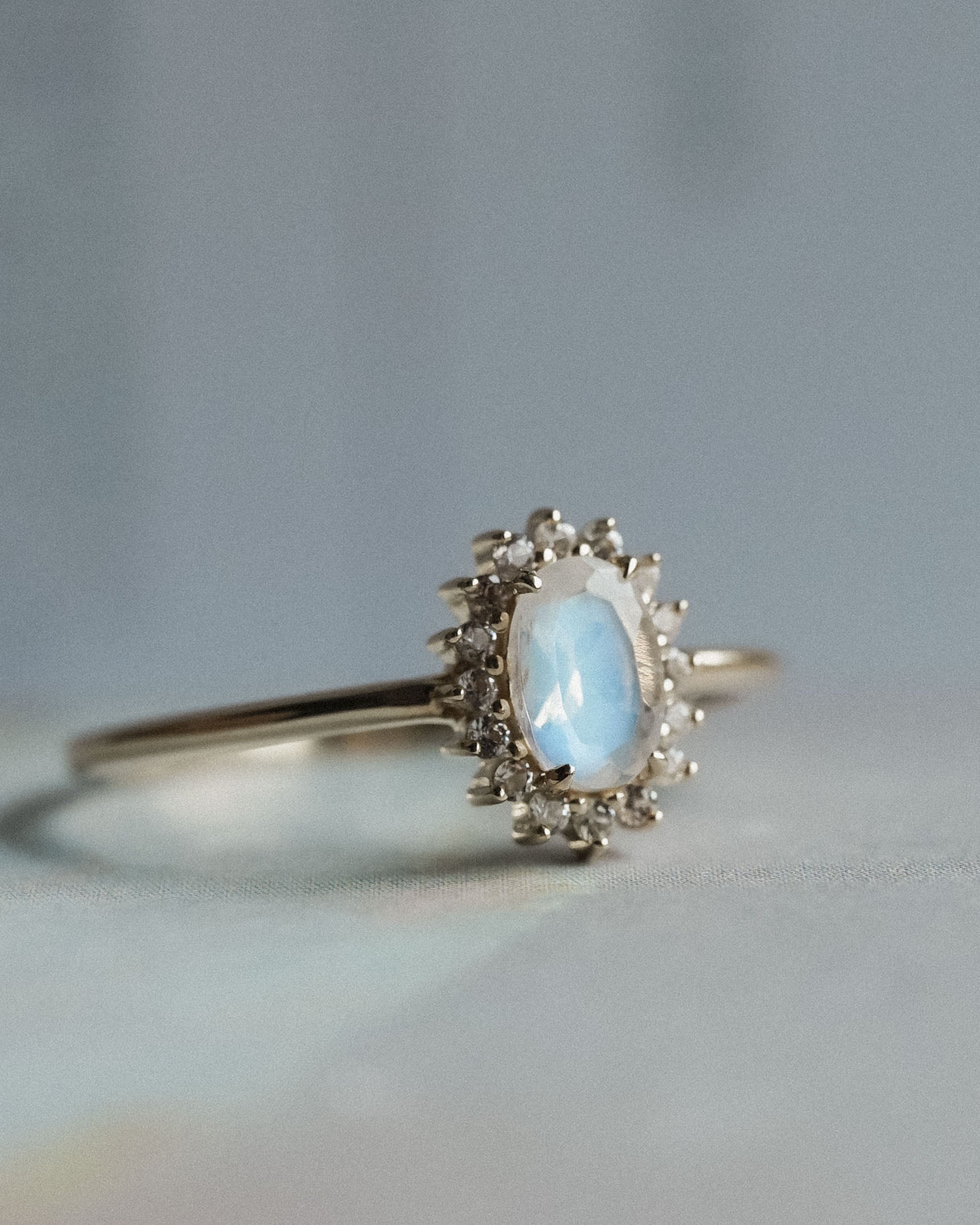 Hanna | 14K Blauwe Maansteen & Witte Saffier Cluster Ring